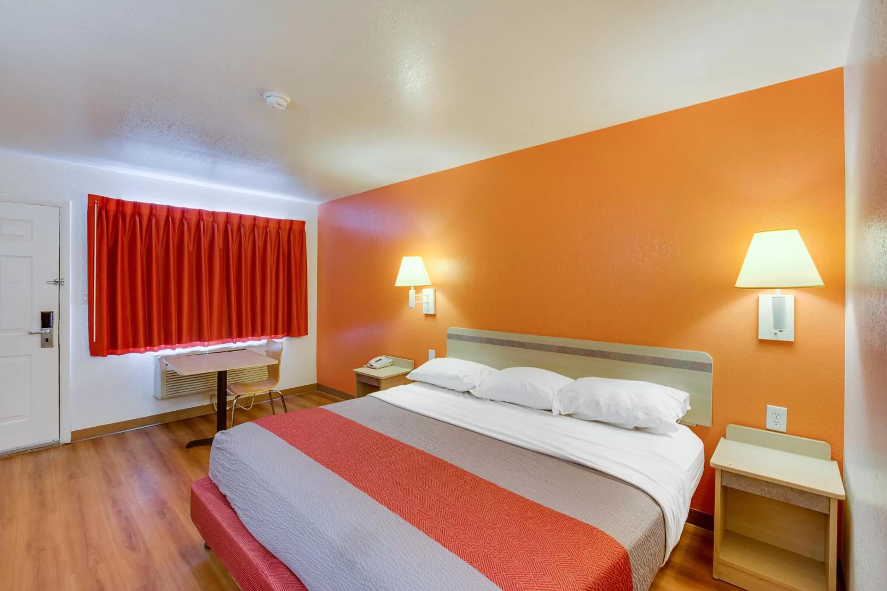 Bedroom, Bed in Motel 6-Columbus, OH - West