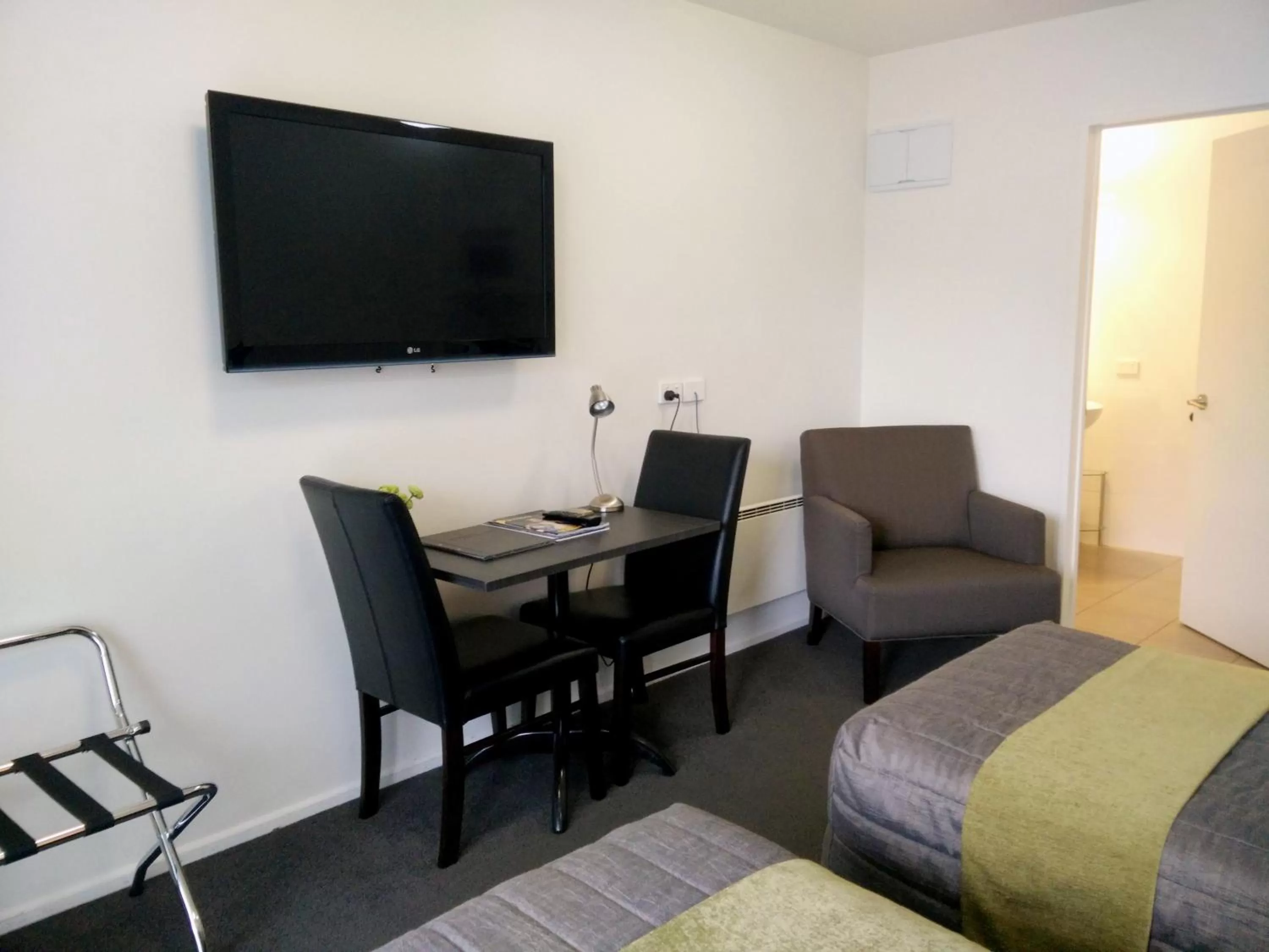 TV and multimedia, Bed in Airport Palms Motel