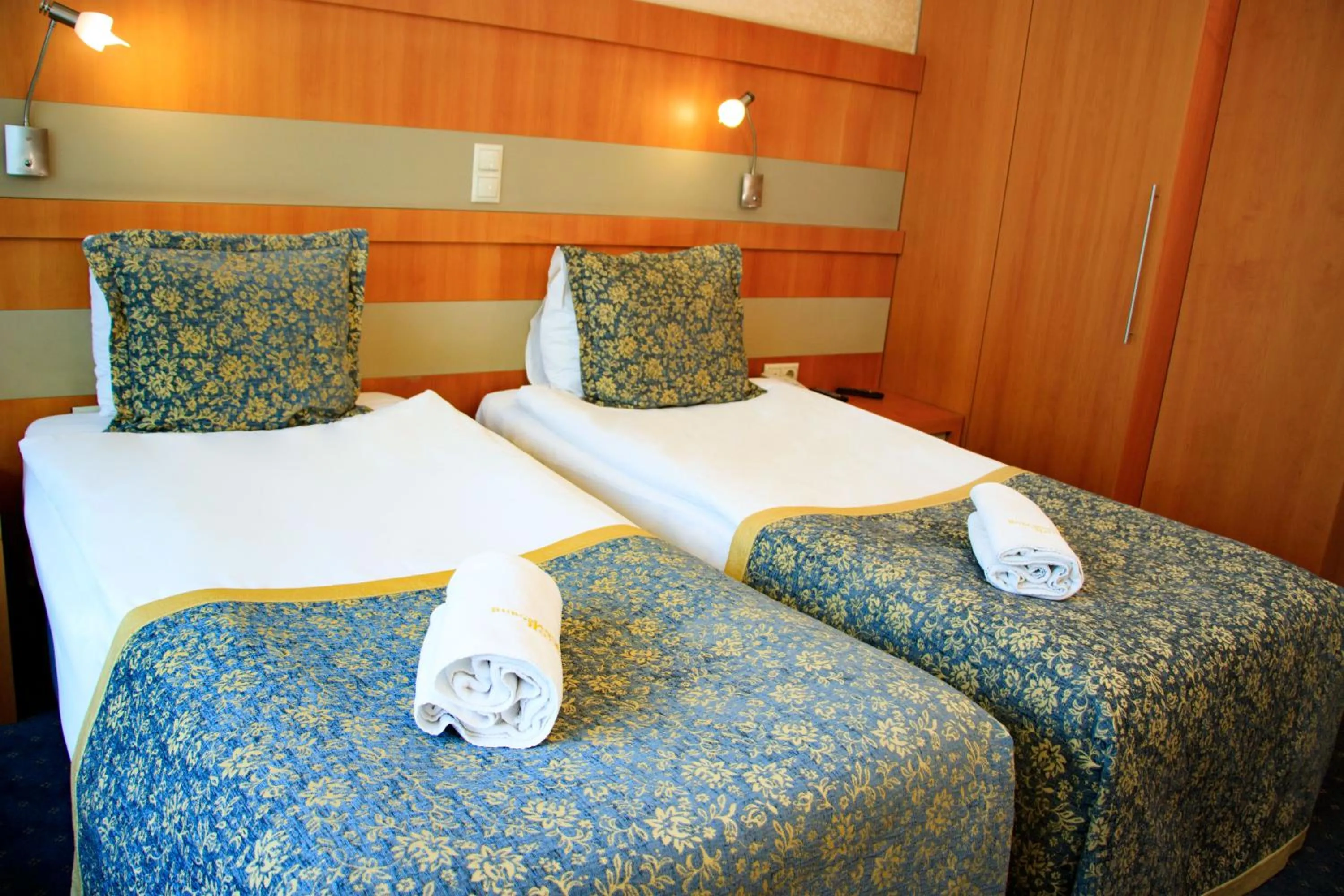 cot, Bed in Burcman Hotel