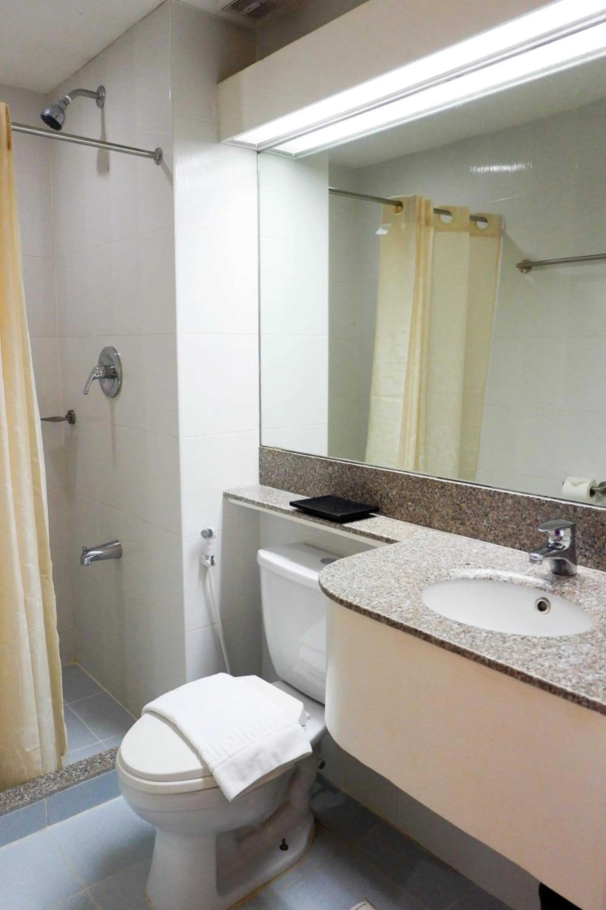 Bathroom in Albergo Hotel