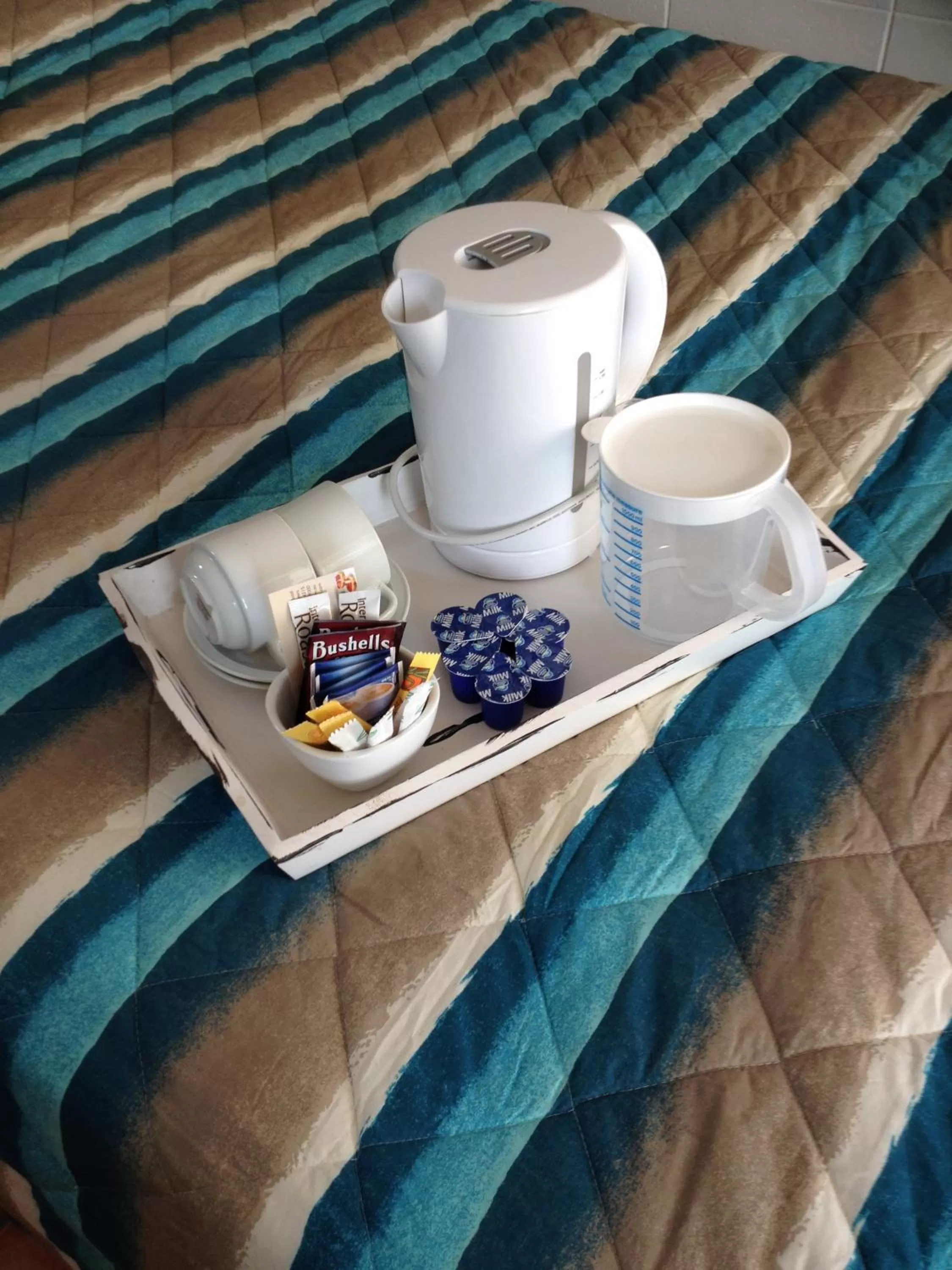 Coffee/tea facilities, Bed in Sunburst Motel