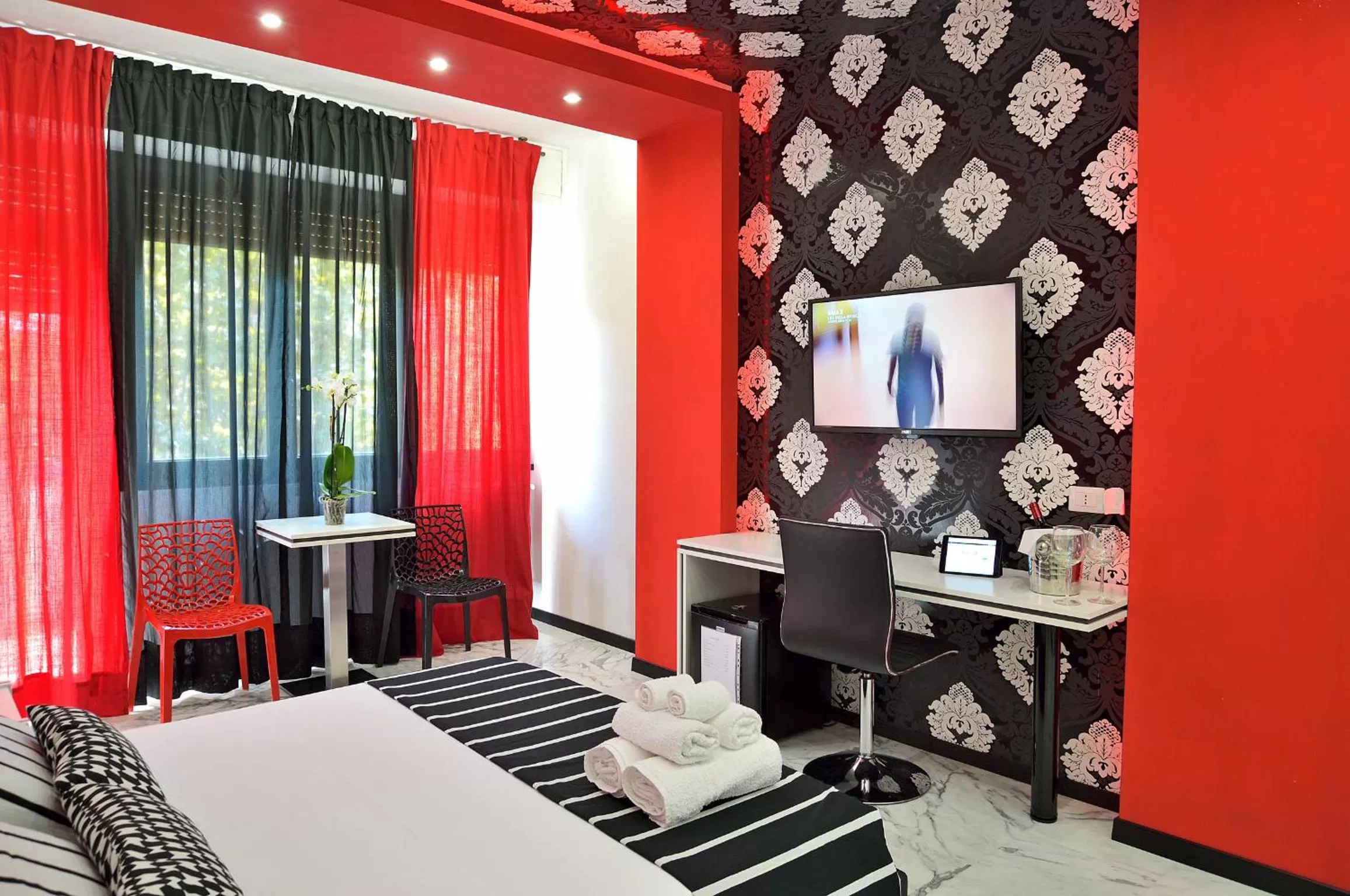 Bedroom in Black & White G&G