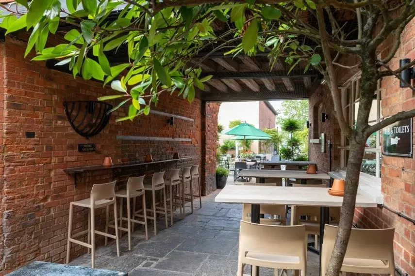 Lounge/Bar in The Swan Hotel Wetherspoon