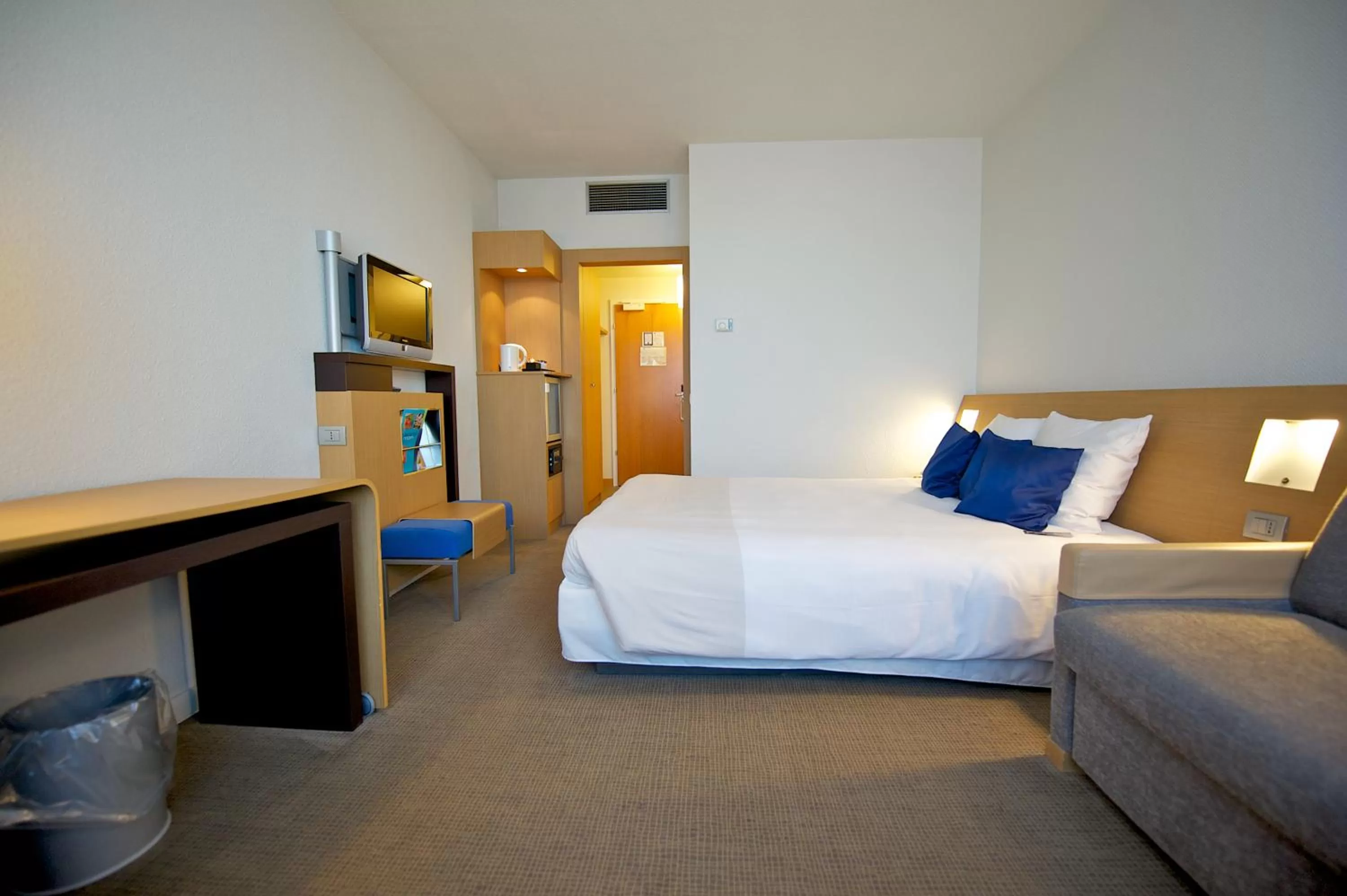 Superior Room with One Double and One Sofa Bed in Hotel Novotel Genova City