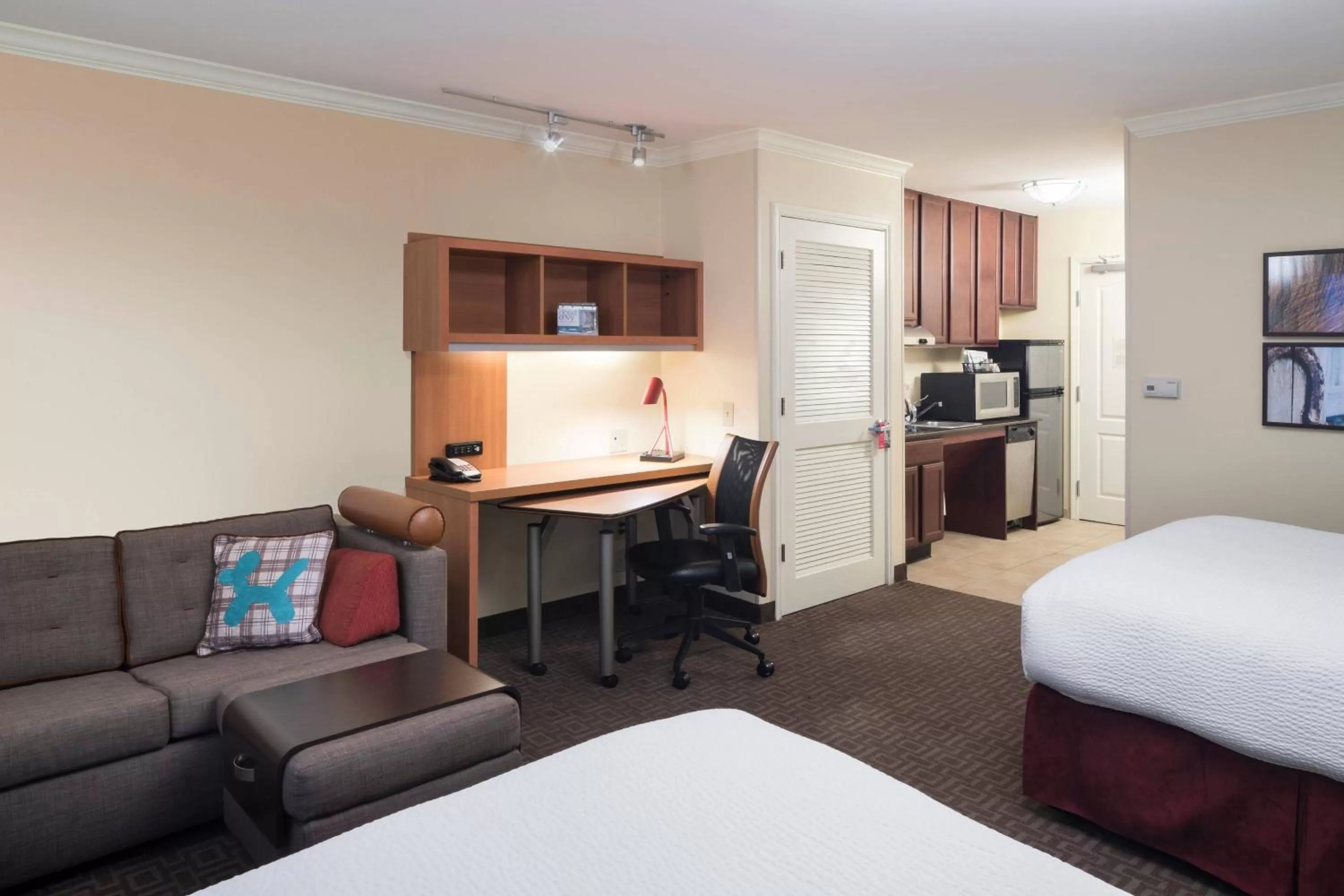 Photo of the whole room, Bed in TownePlace Suites by Marriott San Antonio Airport