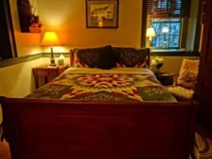 Superior Double Room in Brownstone Colonial Inn Superior Double Room in Brownstone Colonial Inn