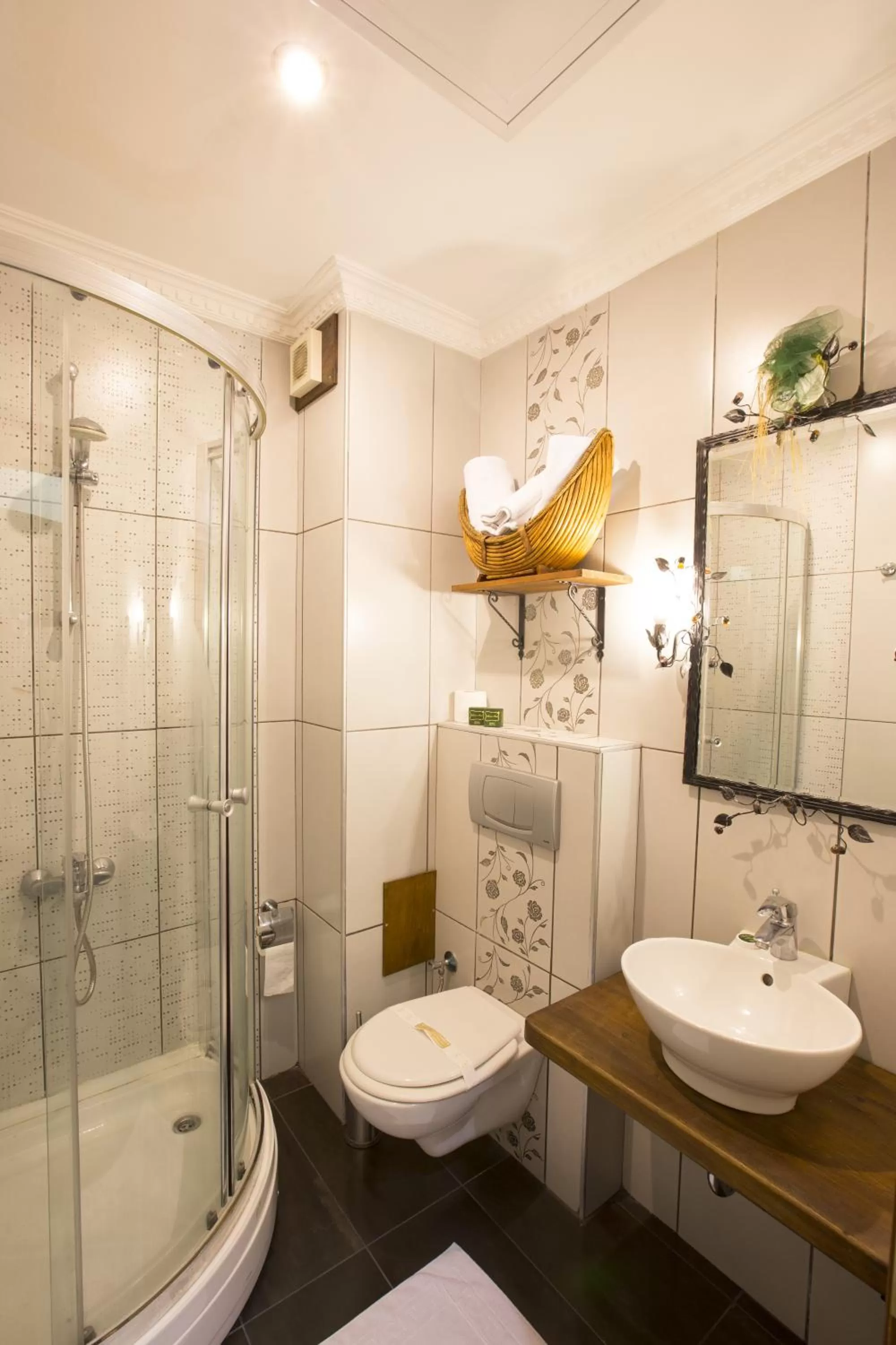 Shower in Sphendon Hotel