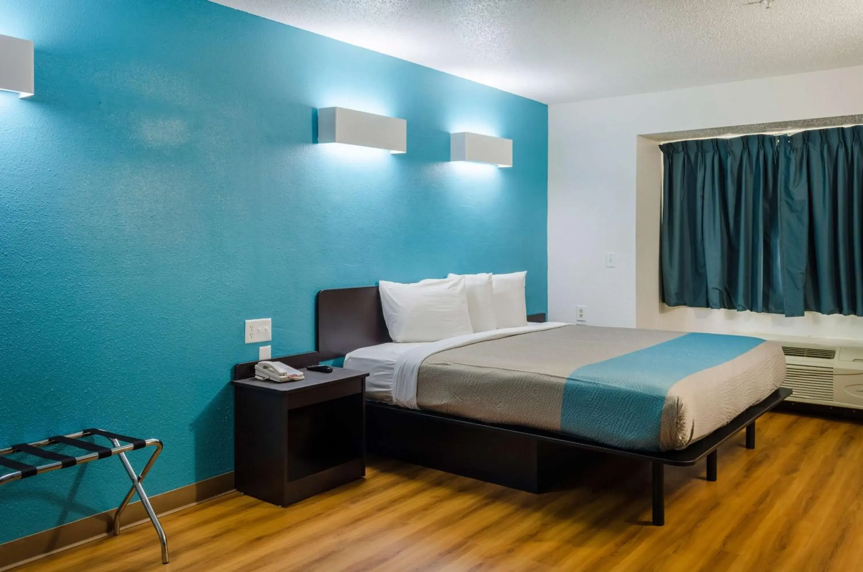 Deluxe King Room - single occupancy - Smoking in Motel 6-Mobile, AL Deluxe King Room - single occupancy - Smoking in Motel 6-Mobile, AL