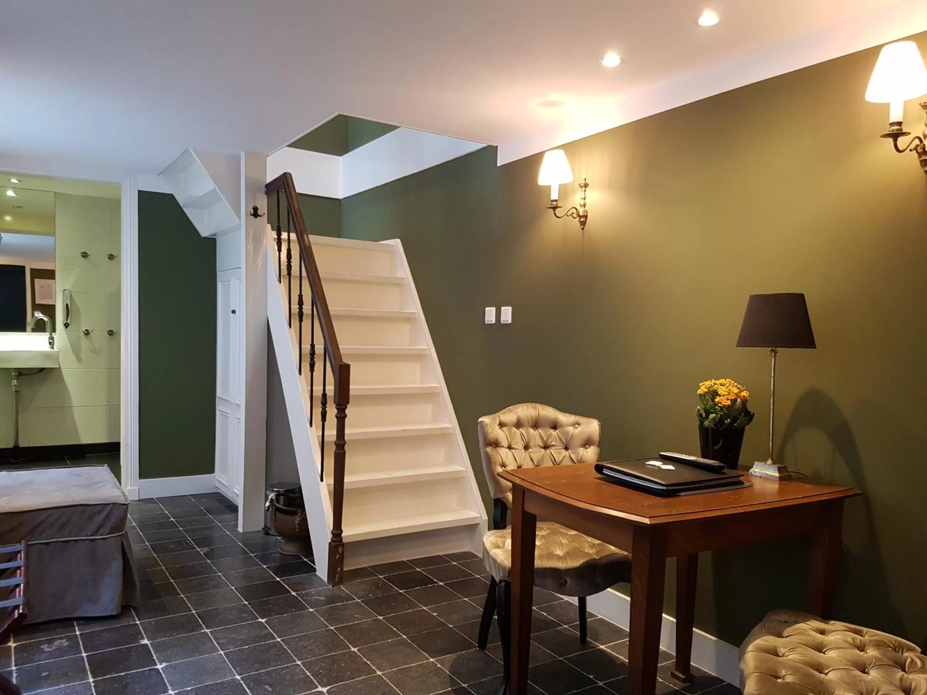 Photo of the whole room in Huys van Leyden