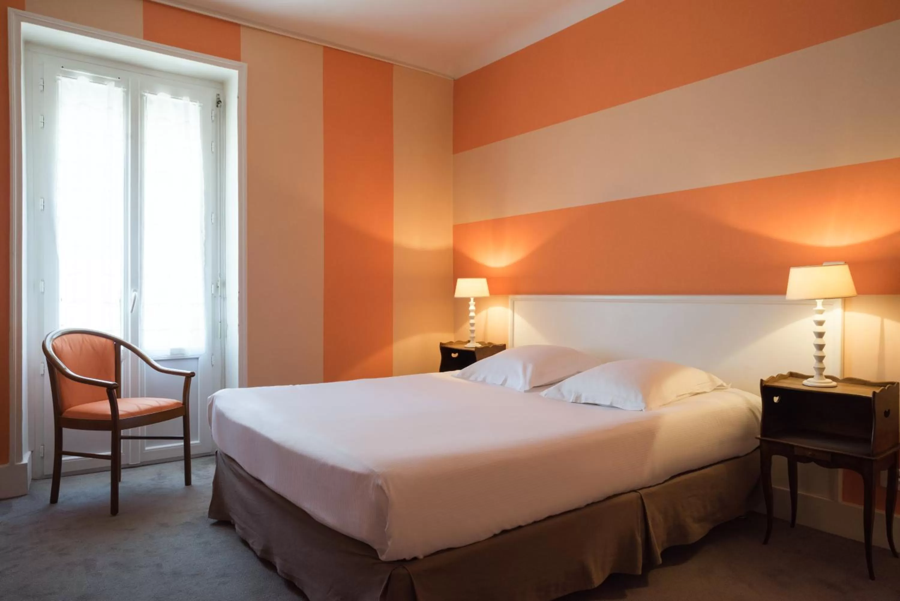 Photo of the whole room, Bed in The Originals Boutique, Hôtel Terminus, Bourg-en-Bresse Gare