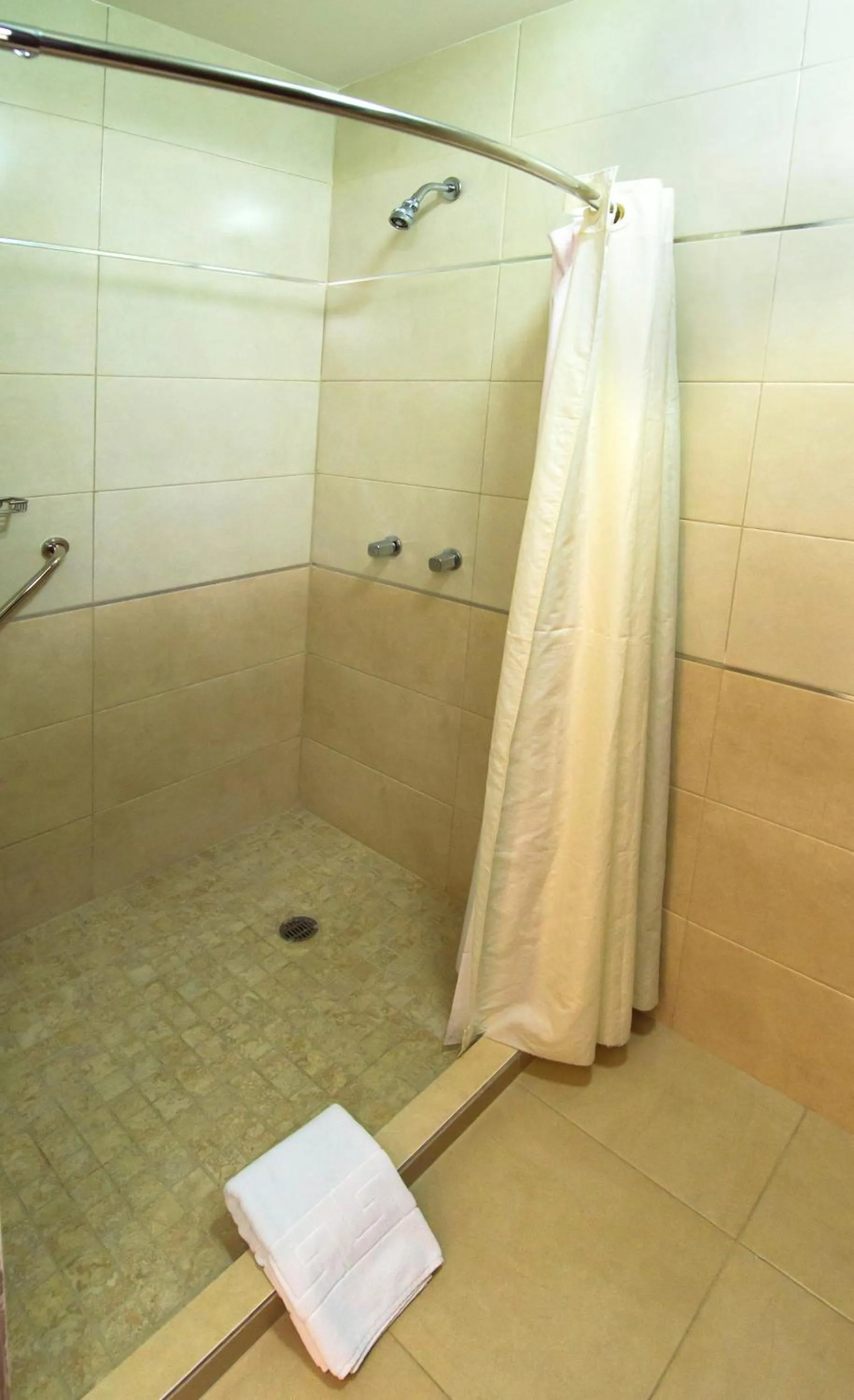 Shower in Hotel Brio Inn