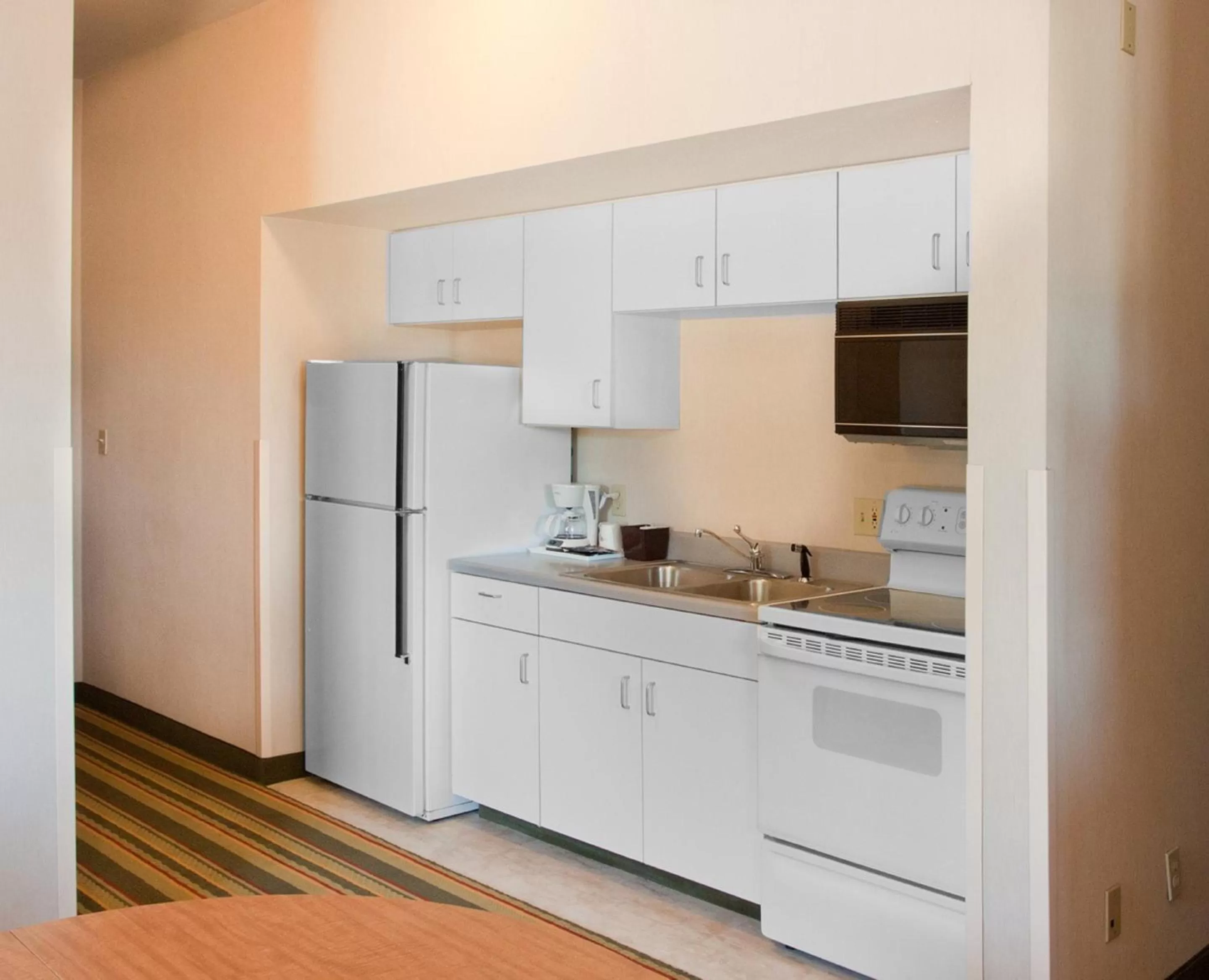Kitchen or kitchenette in Super 8 by Wyndham Ottawa Starved Rock
