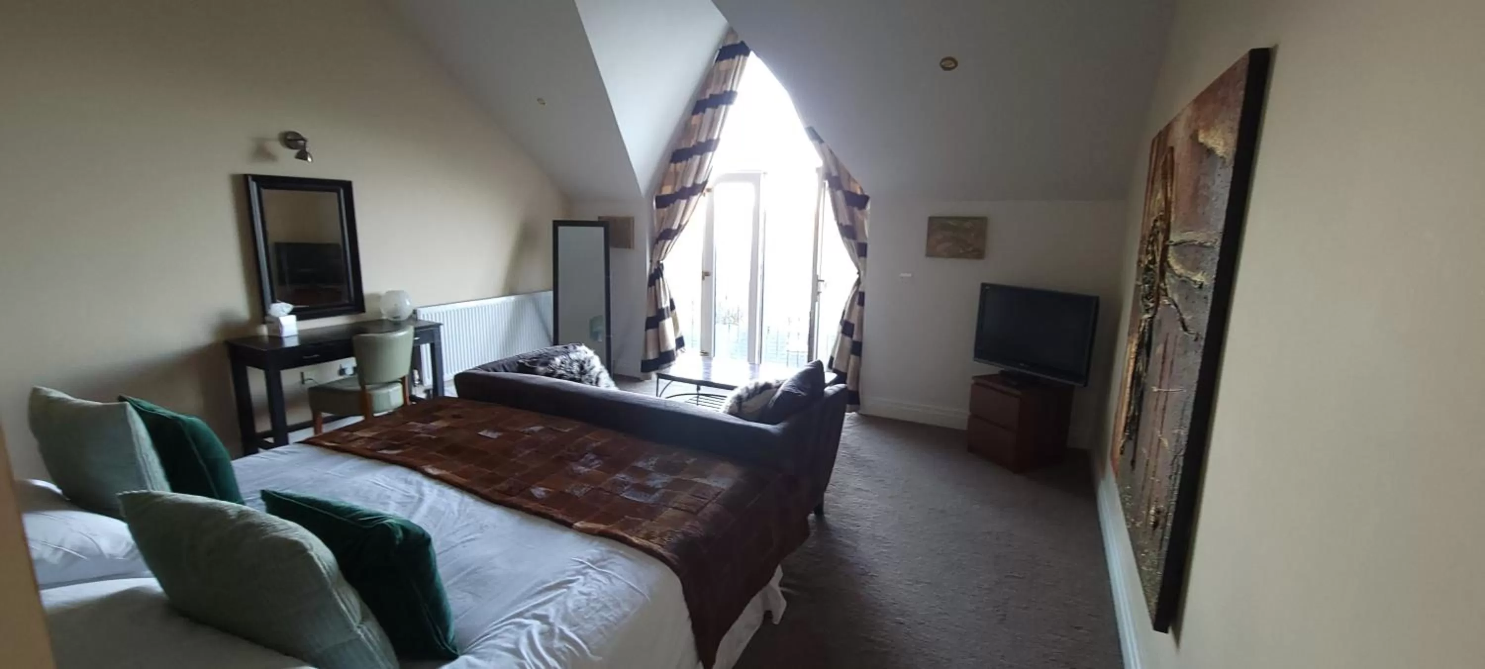 Photo of the whole room, Bed in Patricks Boathouse