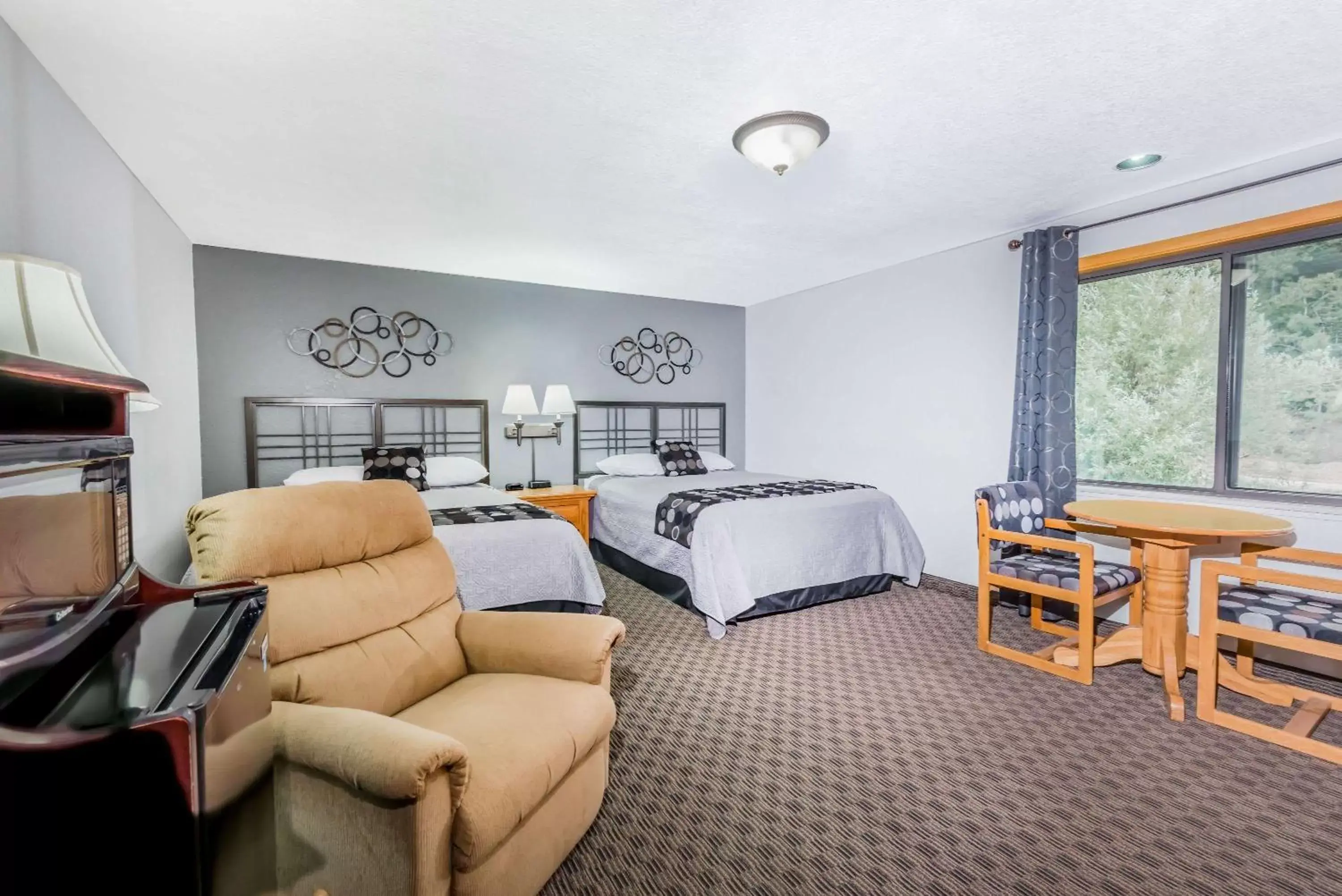 Two-Bedroom Suite with Two Queen Beds - Non-Smoking in Super 8 by Wyndham Deadwood Black Hills Area Two-Bedroom Suite with Two Queen Beds - Non-Smoking in Super 8 by Wyndham Deadwood Black Hills Area