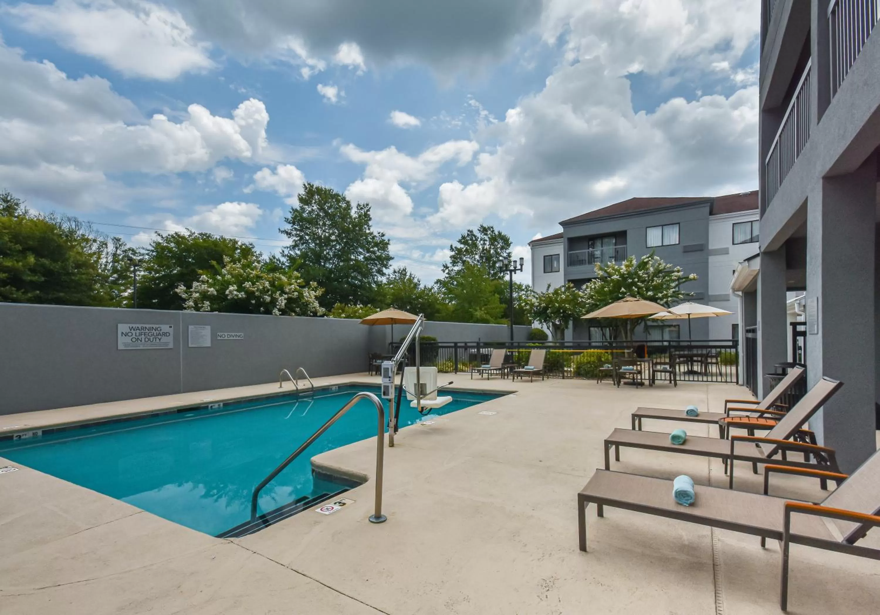 Swimming pool in Courtyard by Marriott Charlotte Matthews