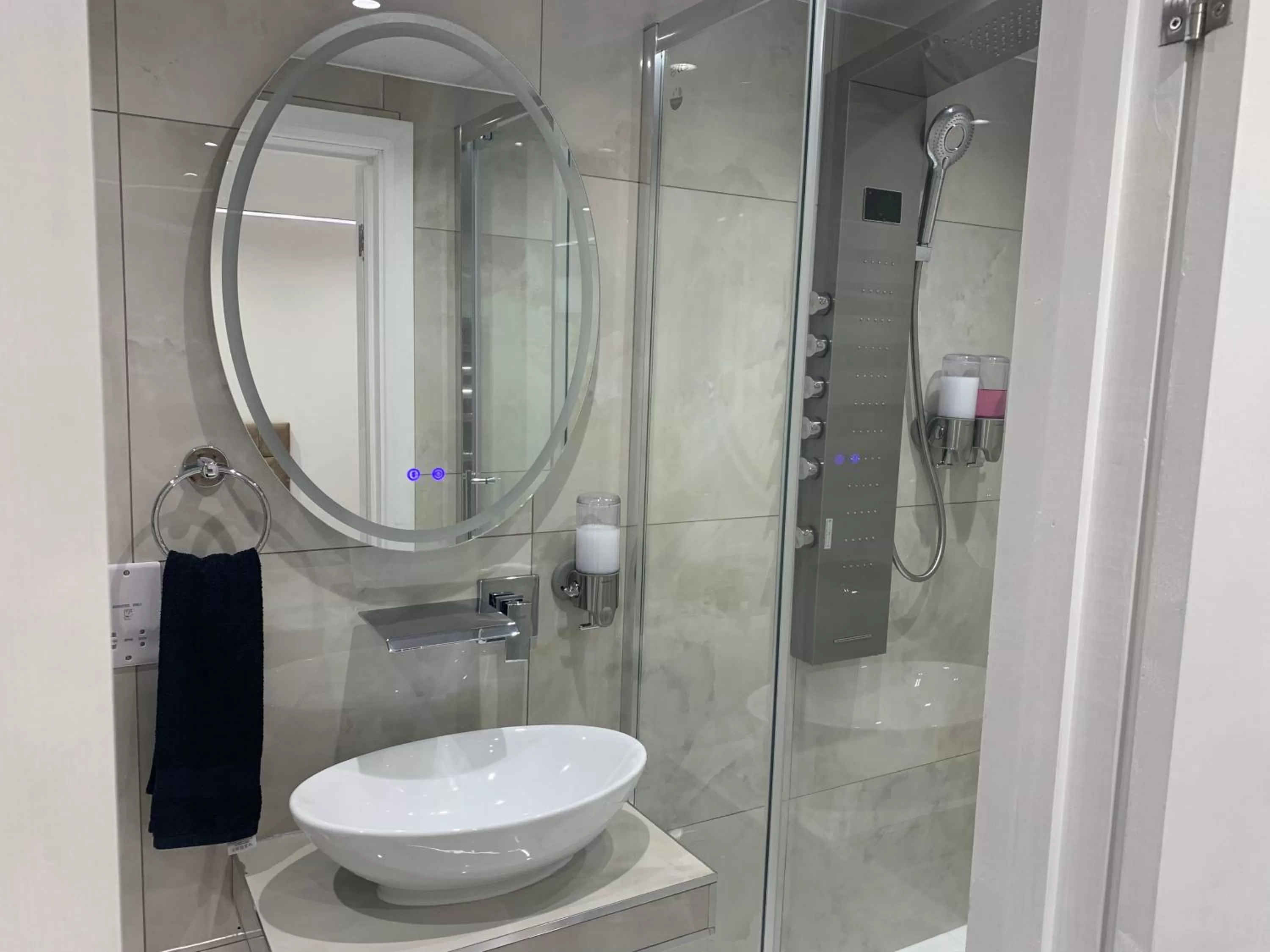 Toilet, Bathroom in Double Bedroom w Ensuite Bathroom Near Grand Union Canal for Family and Friends