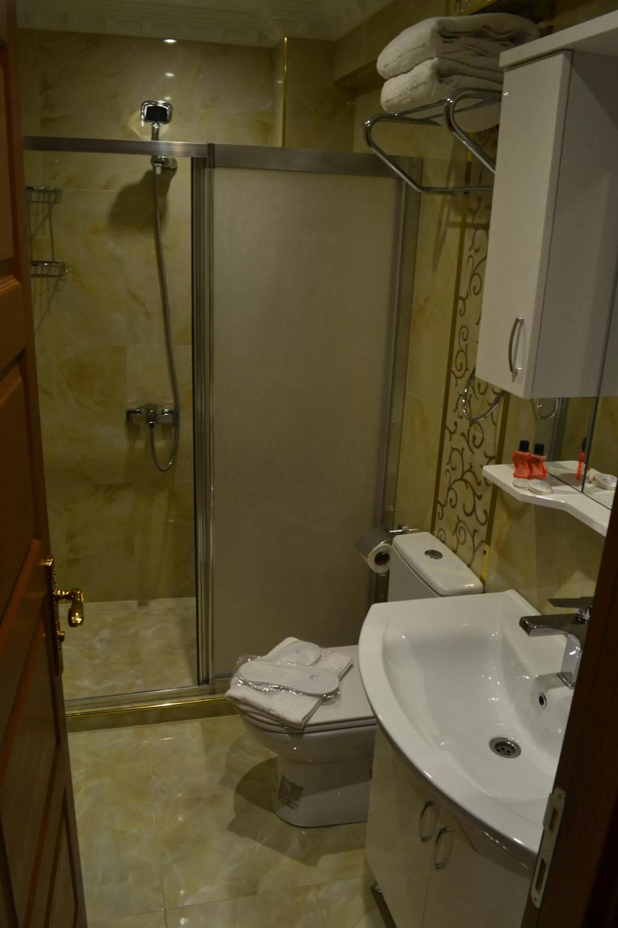 Shower in Seven Days Hotel - İstanbul