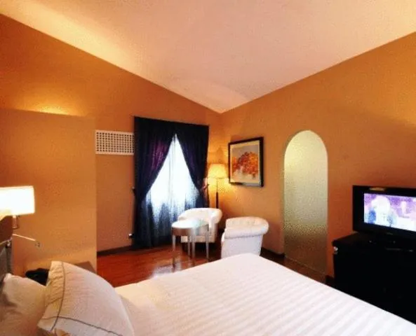 Seating area, Bed in Sangallo Hotel