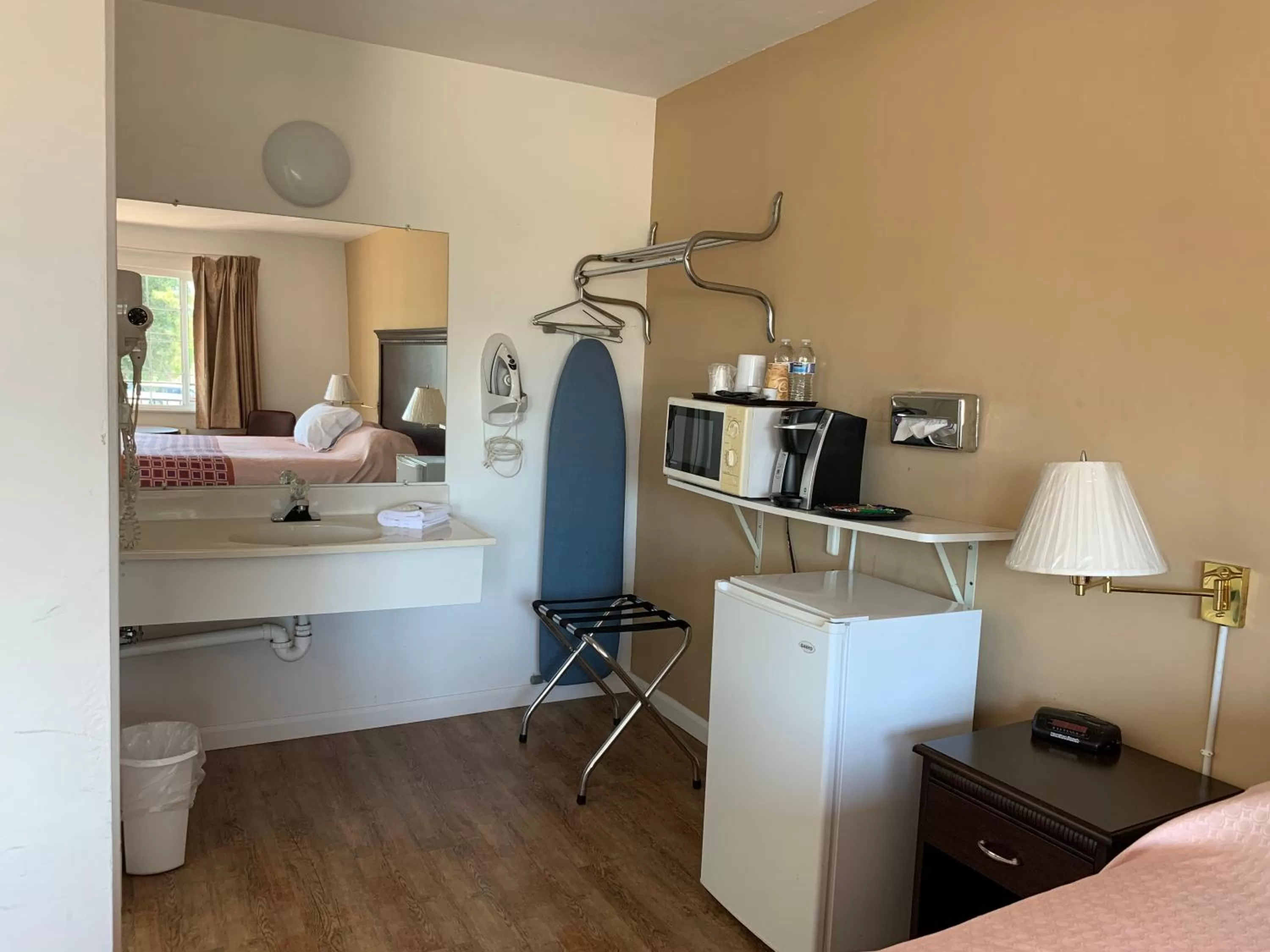 Coffee/tea facilities, Kitchen/Kitchenette in Redwood Inn