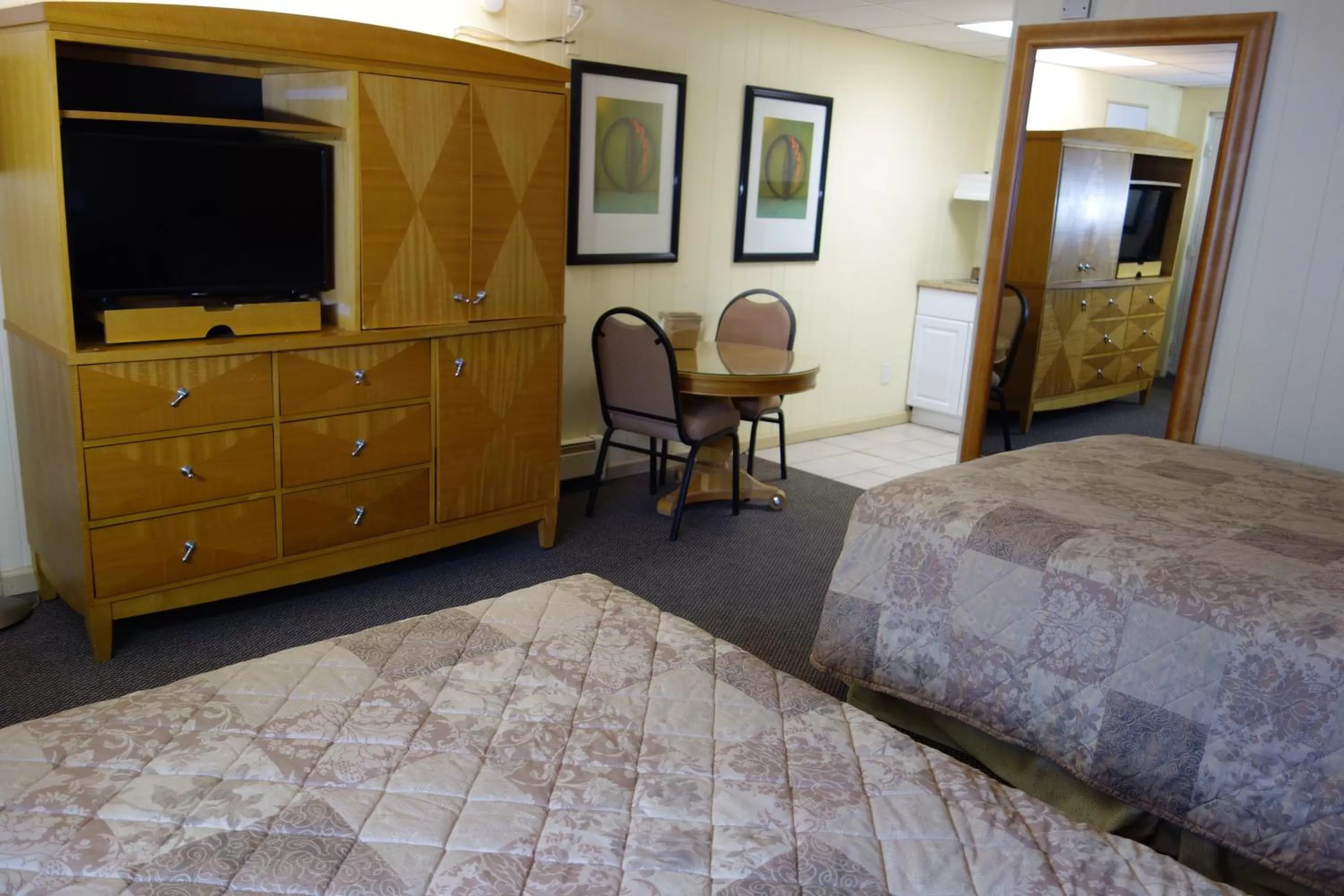 TV and multimedia in The Amethyst Beach Motel