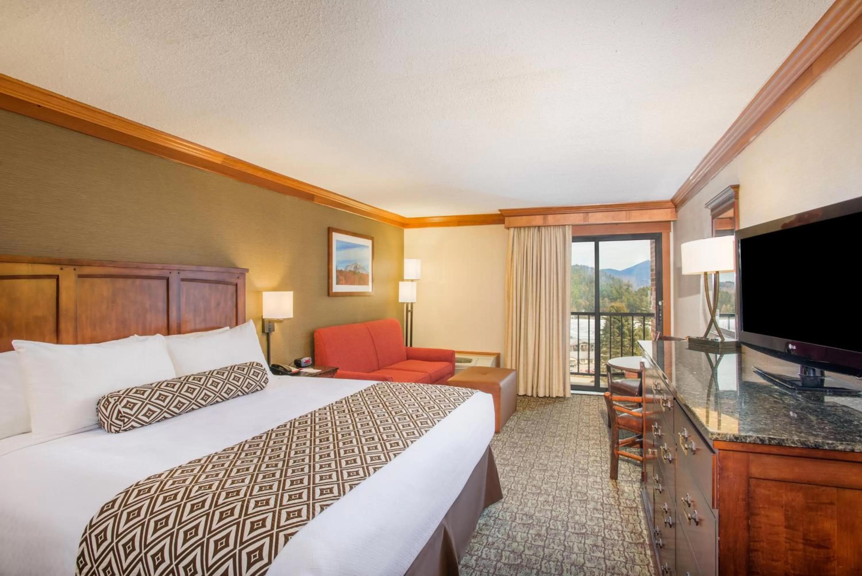 Photo of the whole room, Bed in Crowne Plaza Lake Placid by IHG