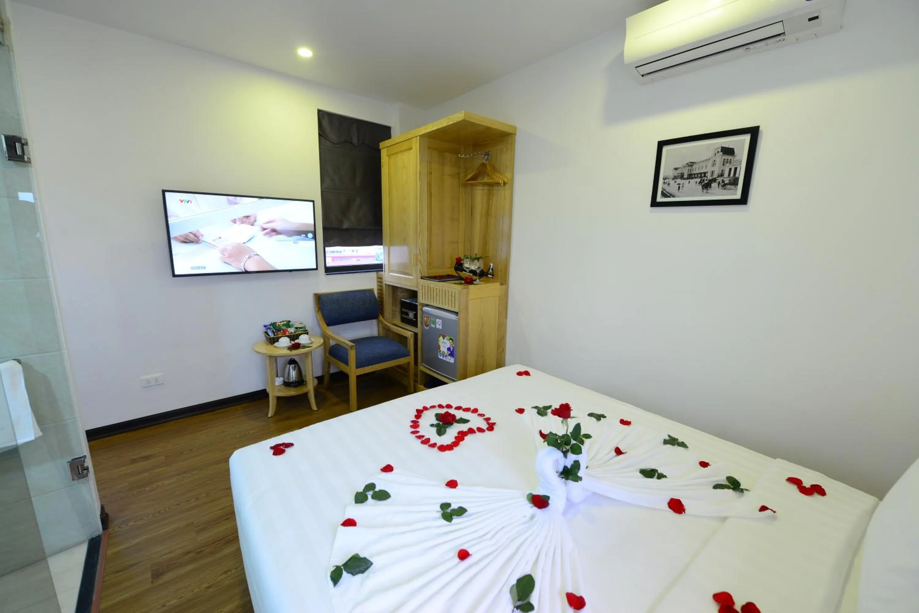 Balcony/Terrace, Bed in Blue Hanoi Inn Luxury Hotel