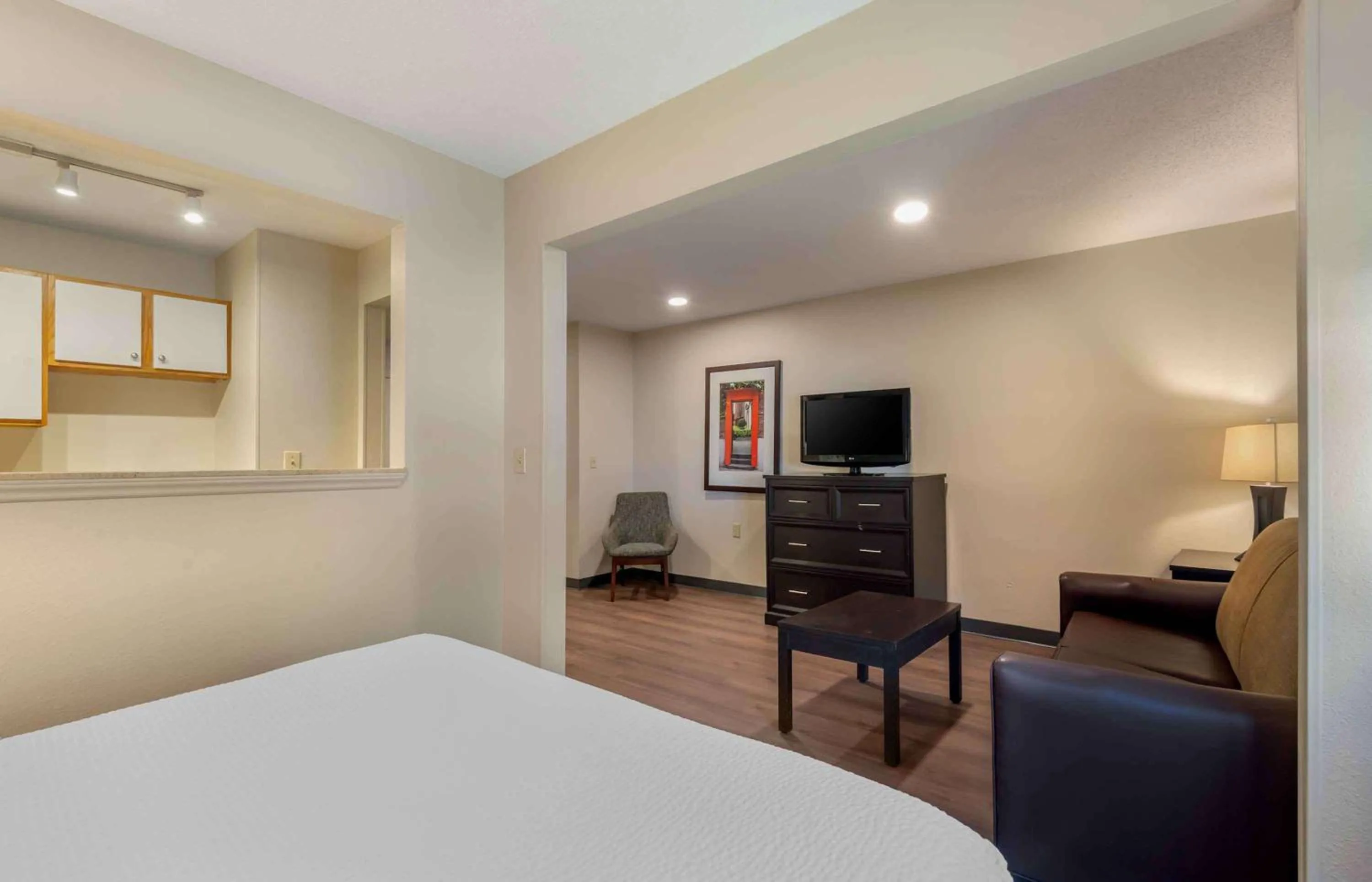 Bedroom, Bed in Extended Stay America Select Suites - Charlotte - Tyvola Rd - Executive Park