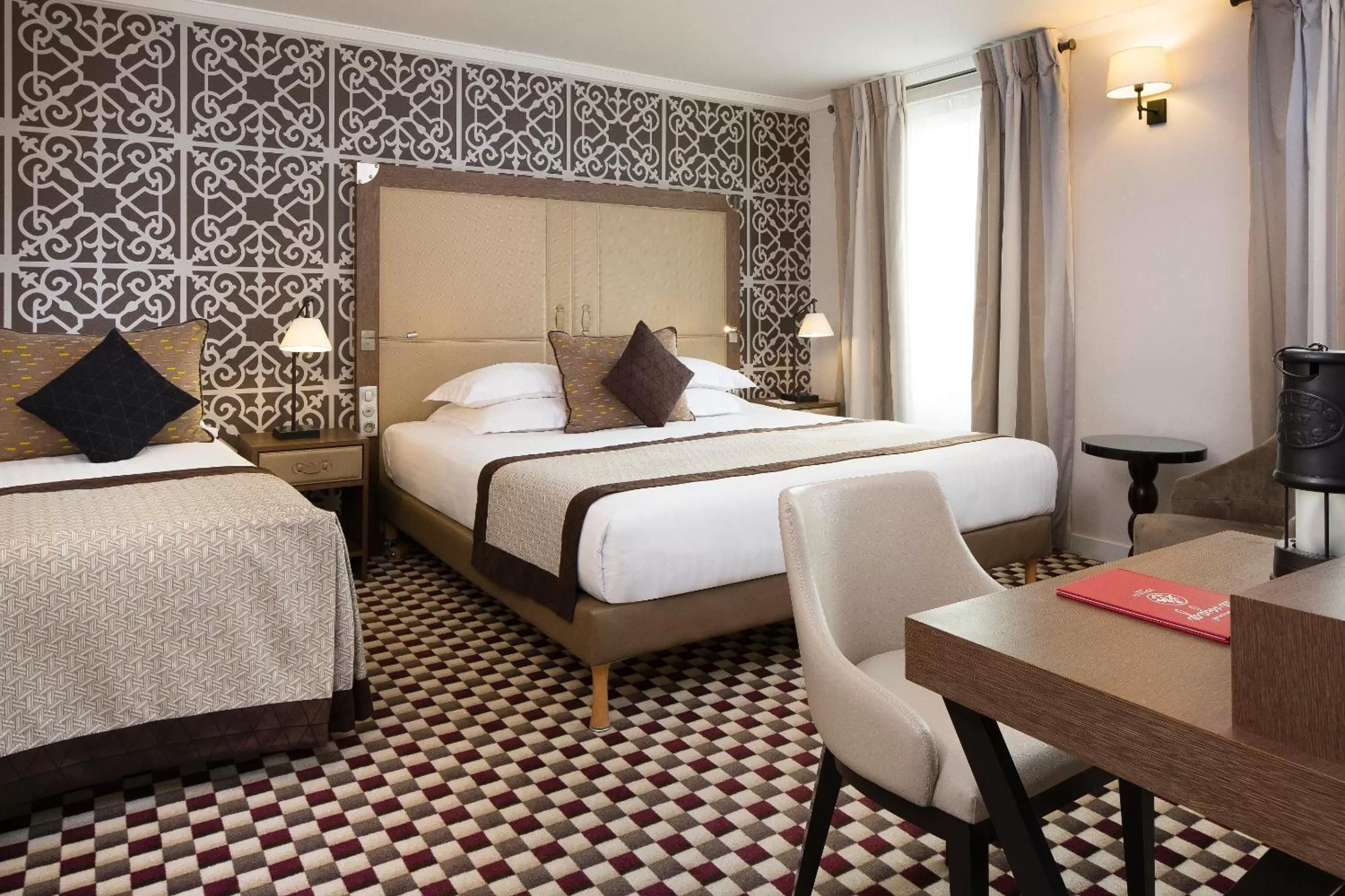 Bedroom, Bed in Hotel Phileas Lazare & Spa - Opera