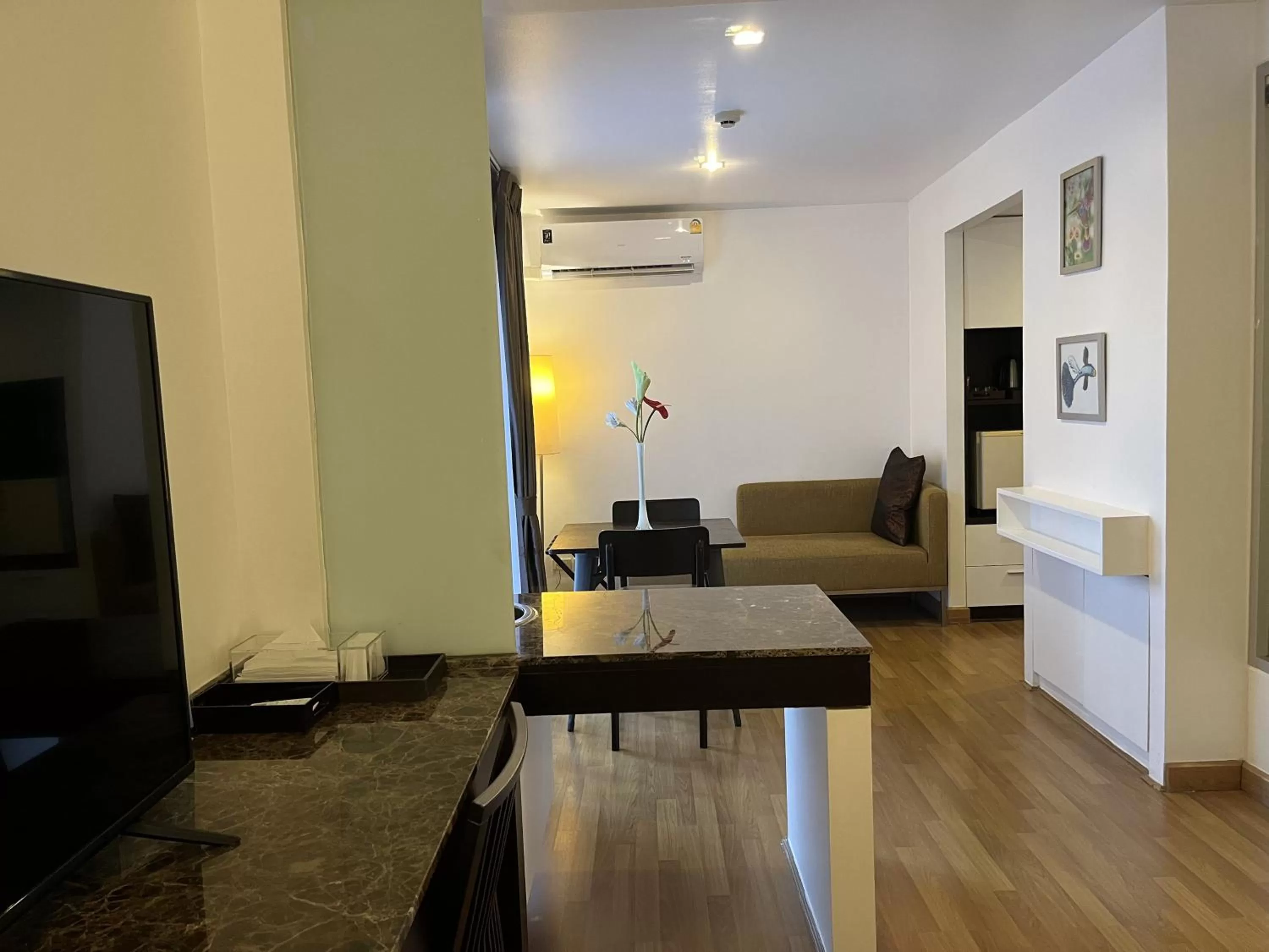 Communal lounge/ TV room in The Bedrooms Boutique Hotel Bangkok