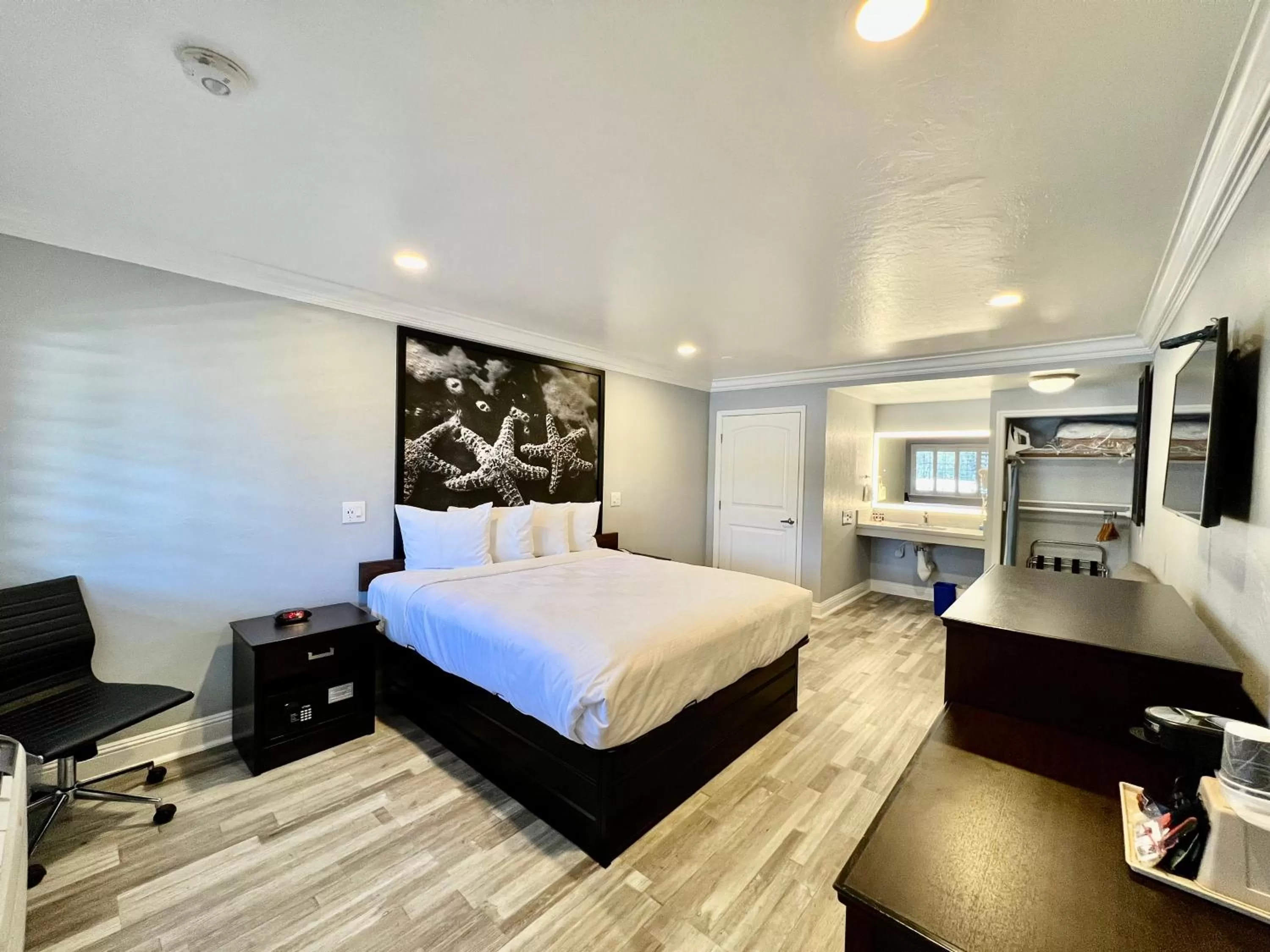 Bed in Aura Inn Monterey