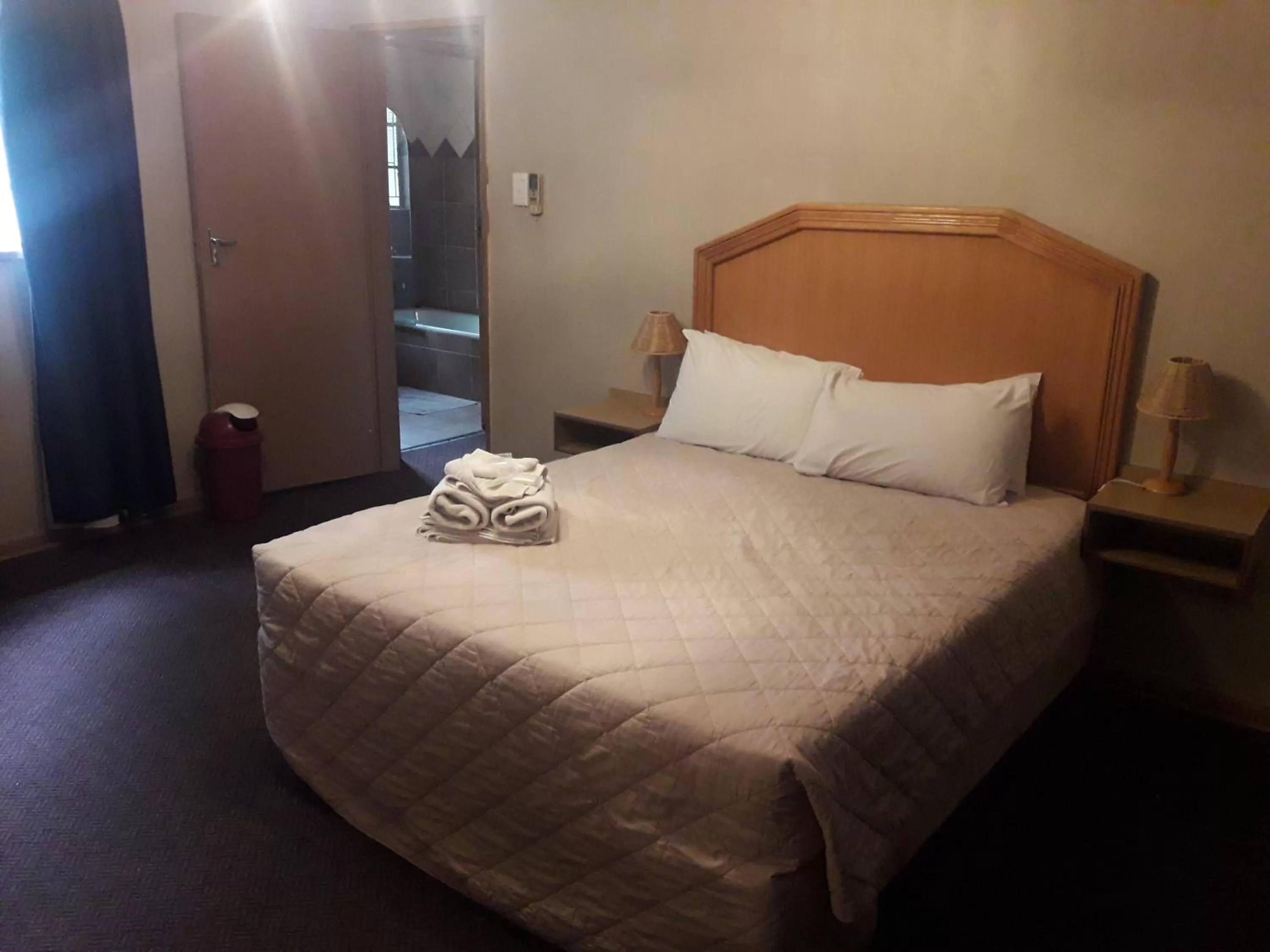 Bed in Horseshoe Inn and Conference Center