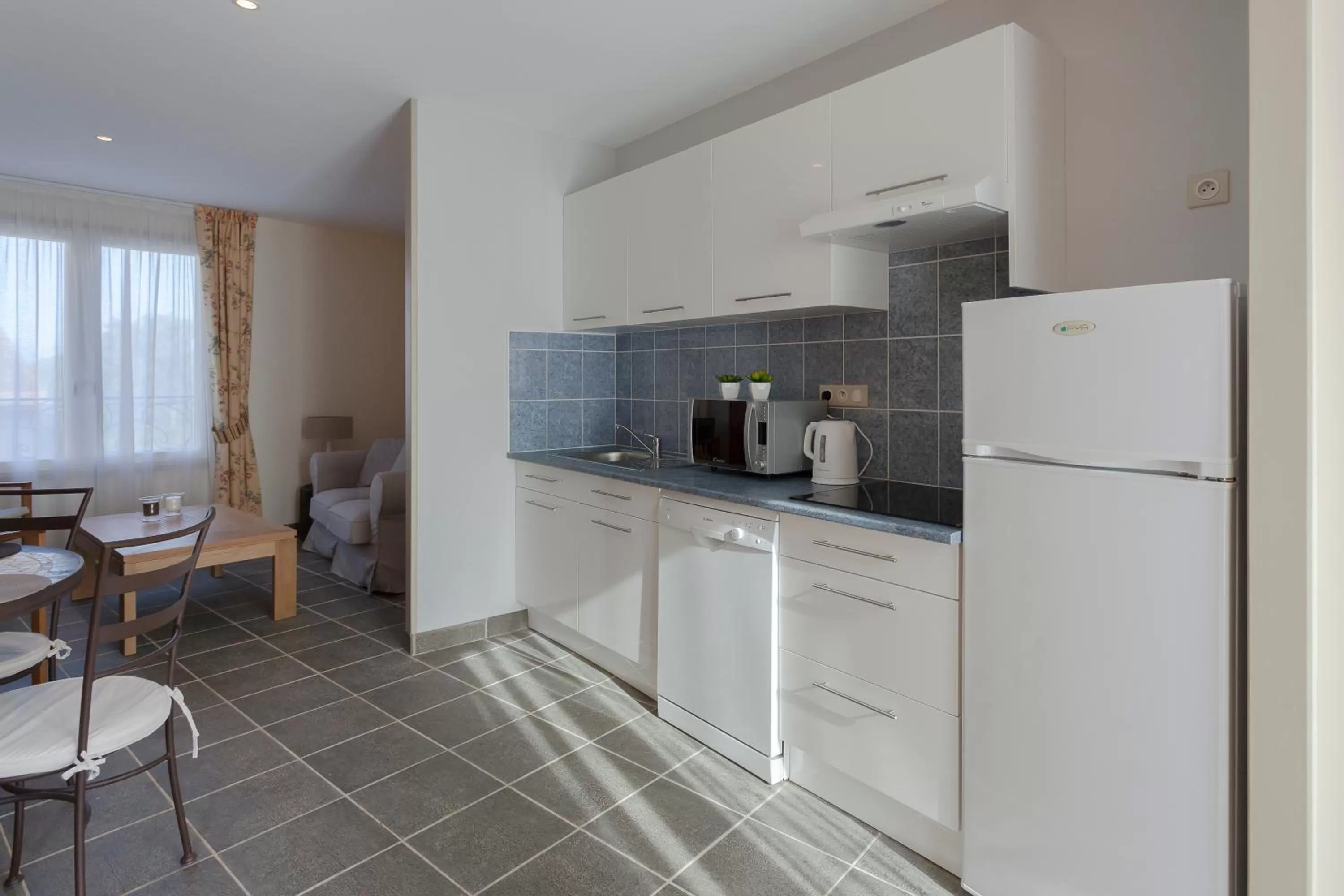 Kitchen or kitchenette, Kitchen/Kitchenette in Hôtel Résidence Normandy Country Club by Popinns