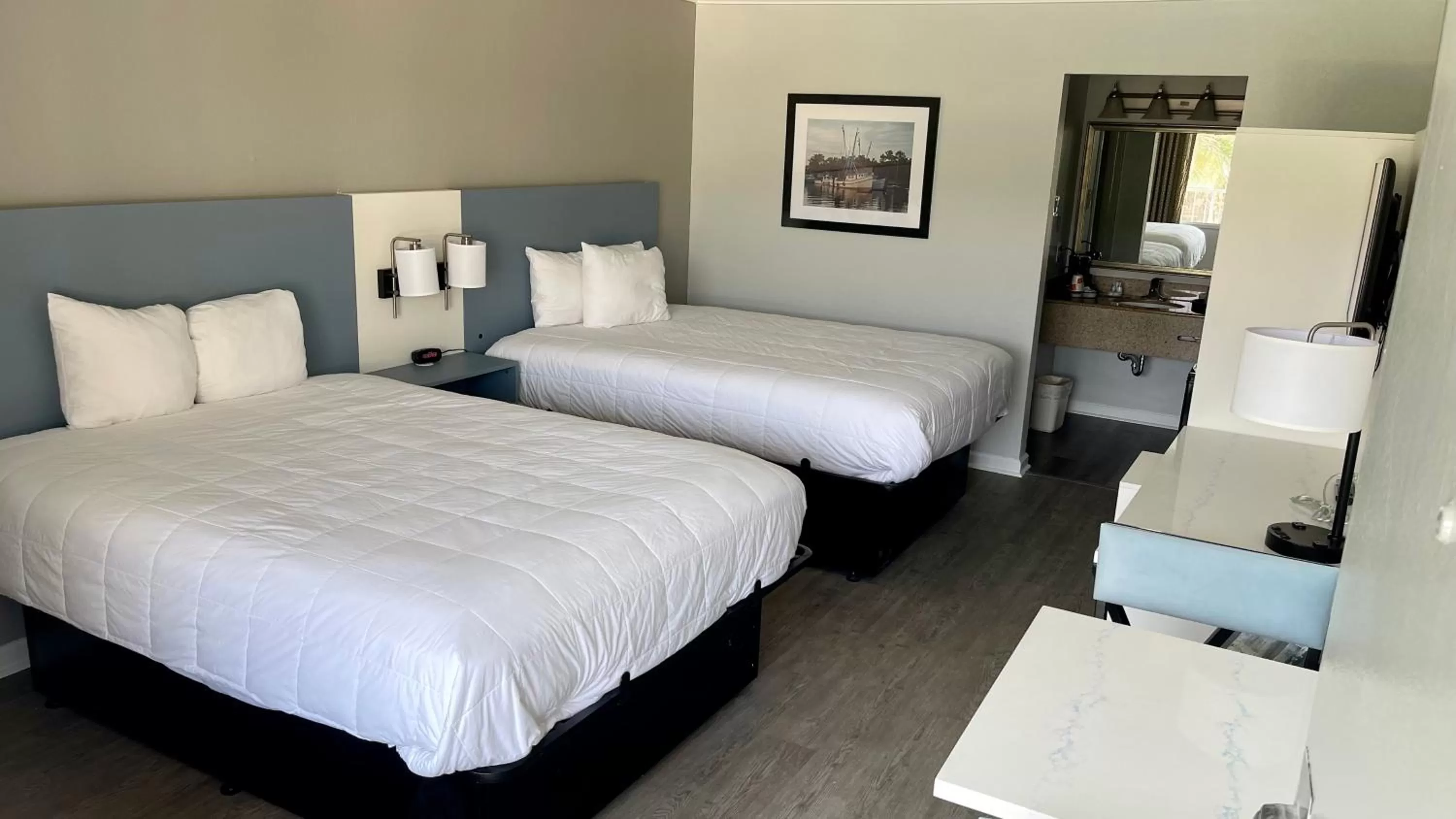 Bed in Quality Inn & Suites Georgetown