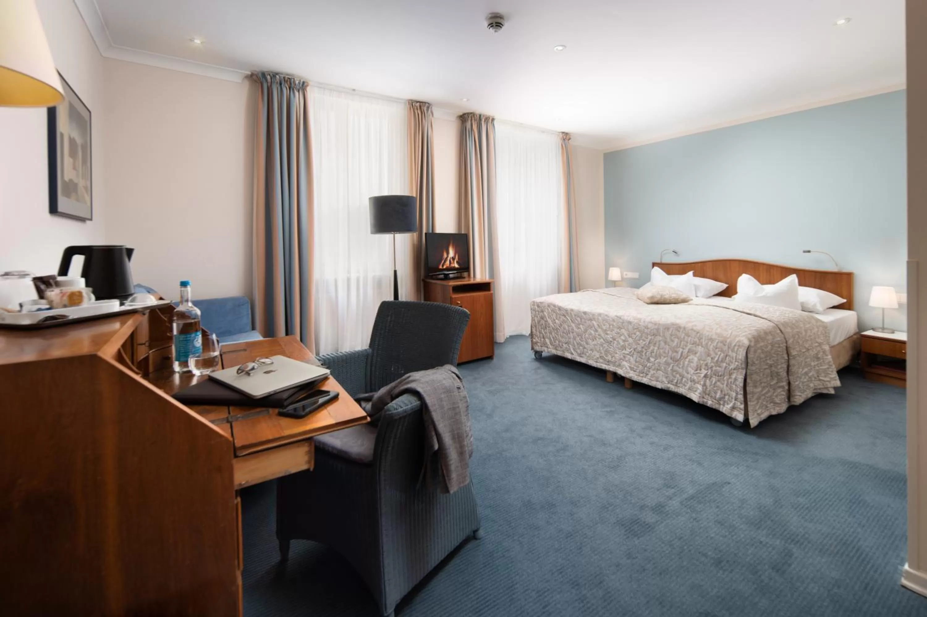 Photo of the whole room, Bed in Hotel Baseler Hof