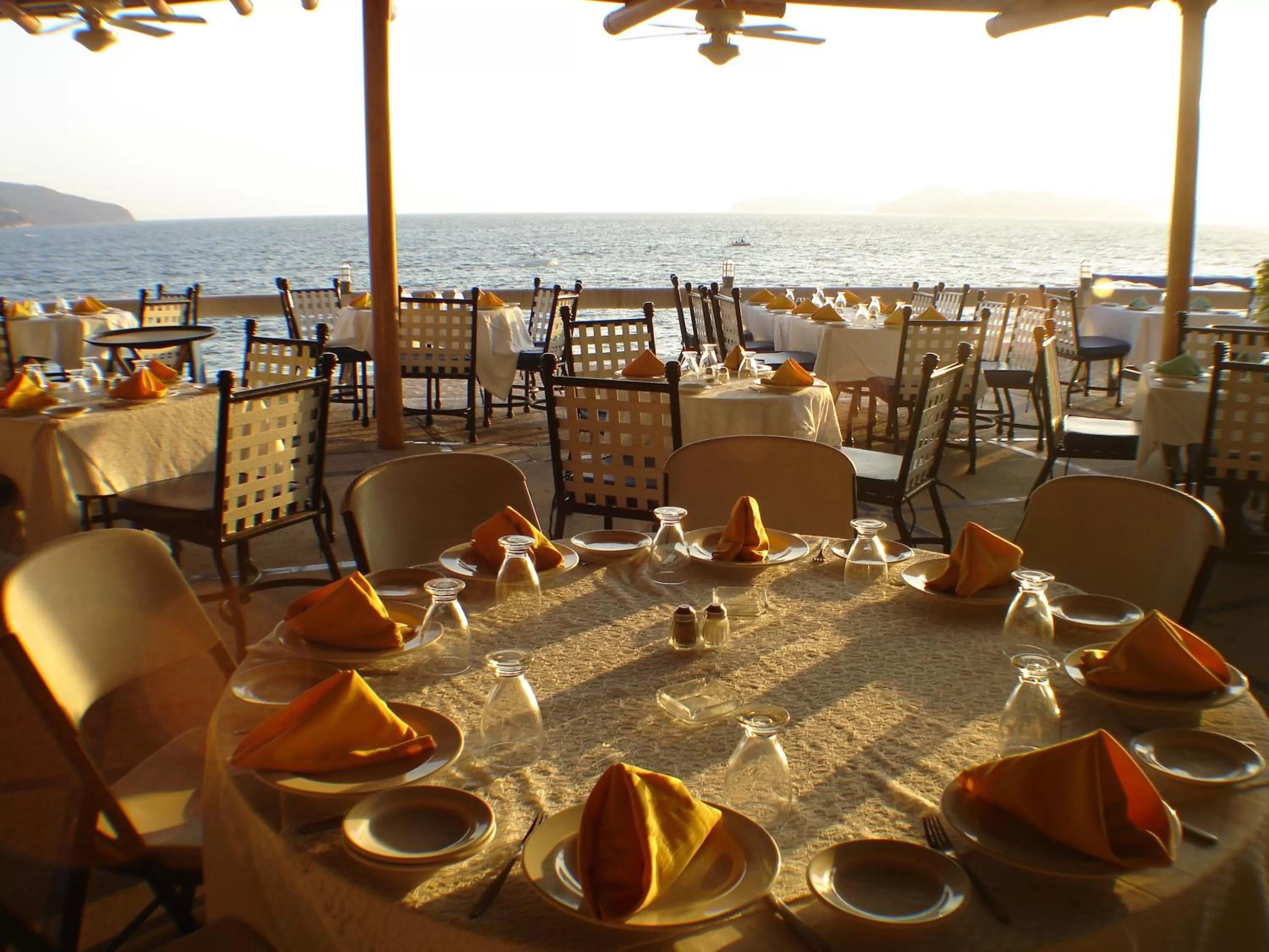 Restaurant/places to eat in Hotel Acapulco Malibu