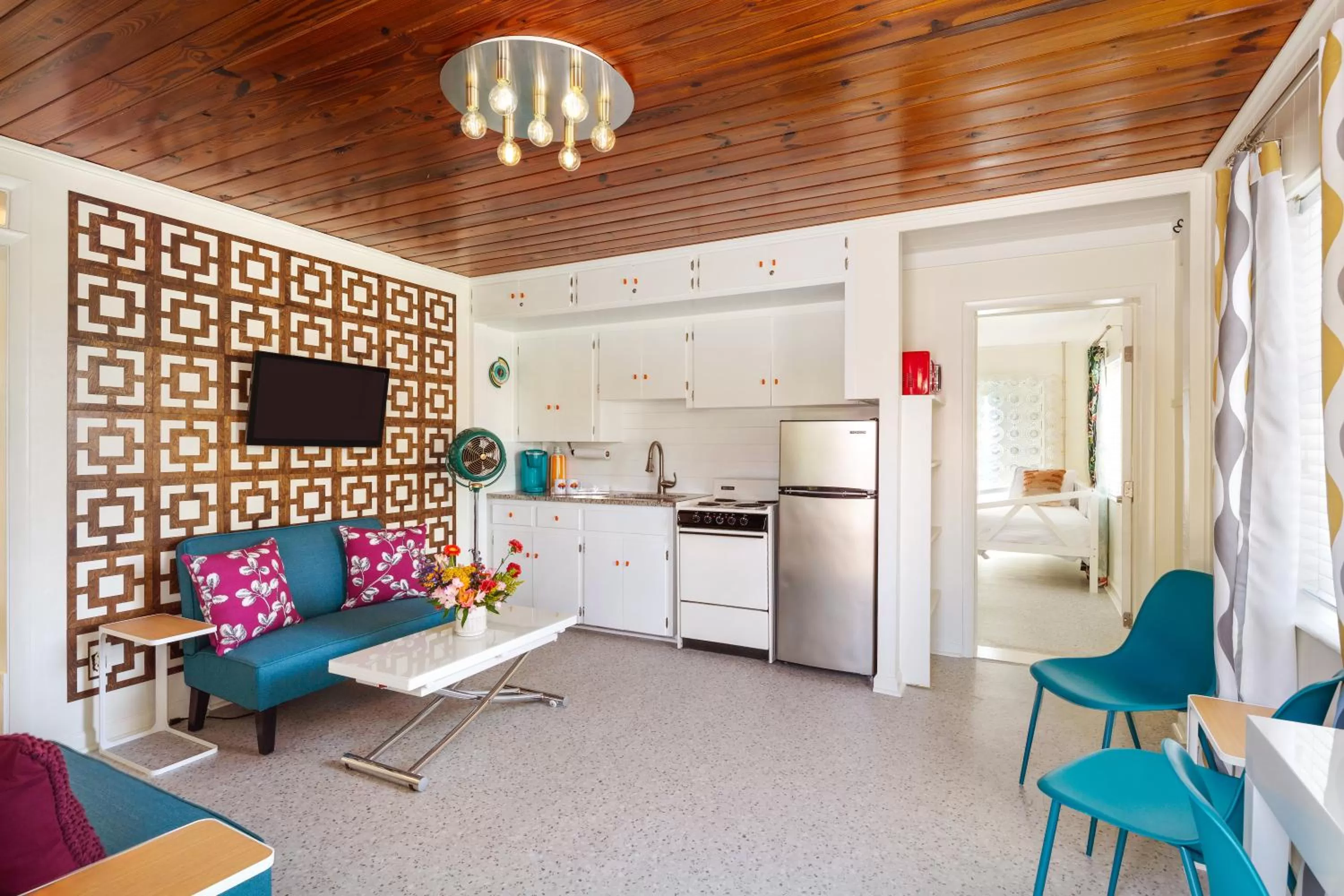 kitchen in Sunset Inn and Cottages