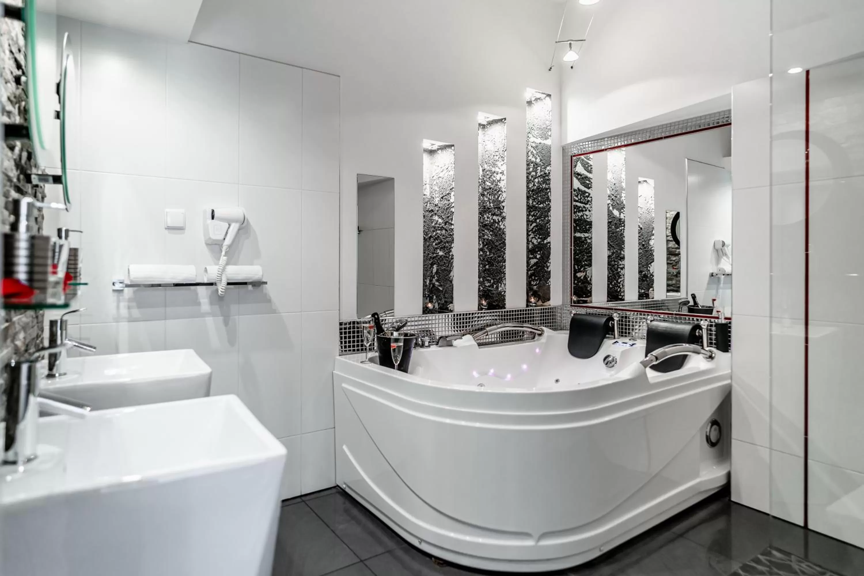 Hot Tub in Komorowski Luxury Guest Rooms