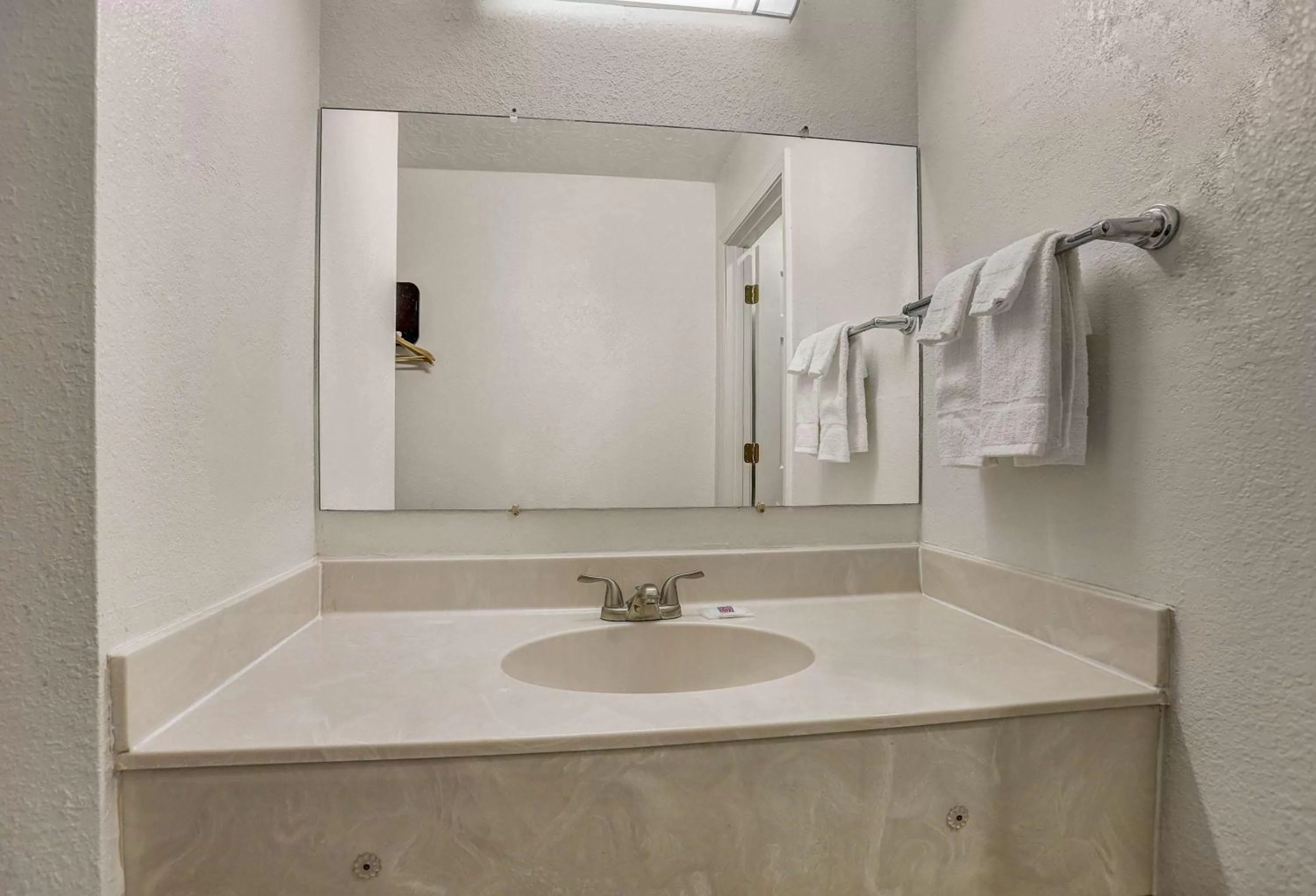 Bathroom in Motel 6-Clovis, NM
