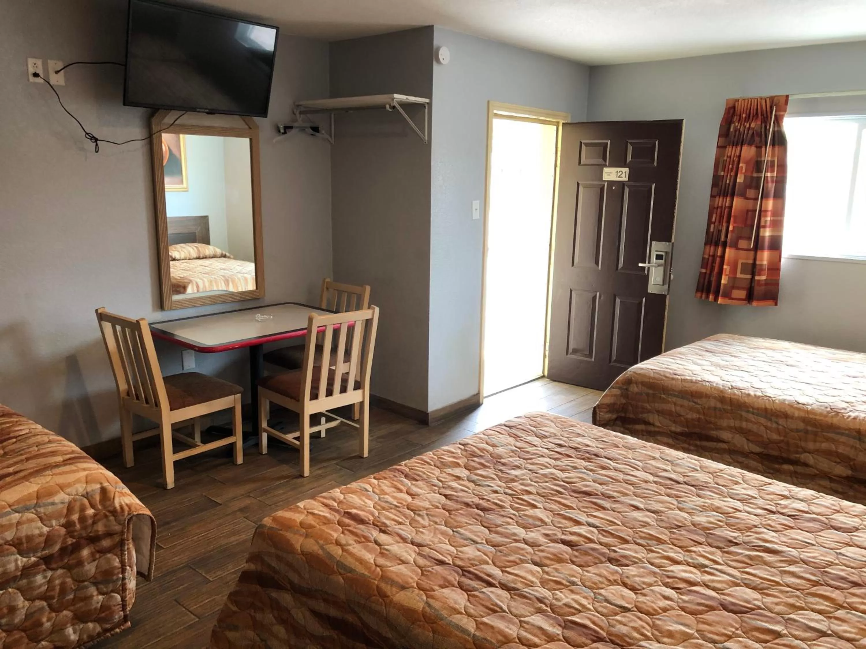 Communal lounge/ TV room, Bed in Budget inn