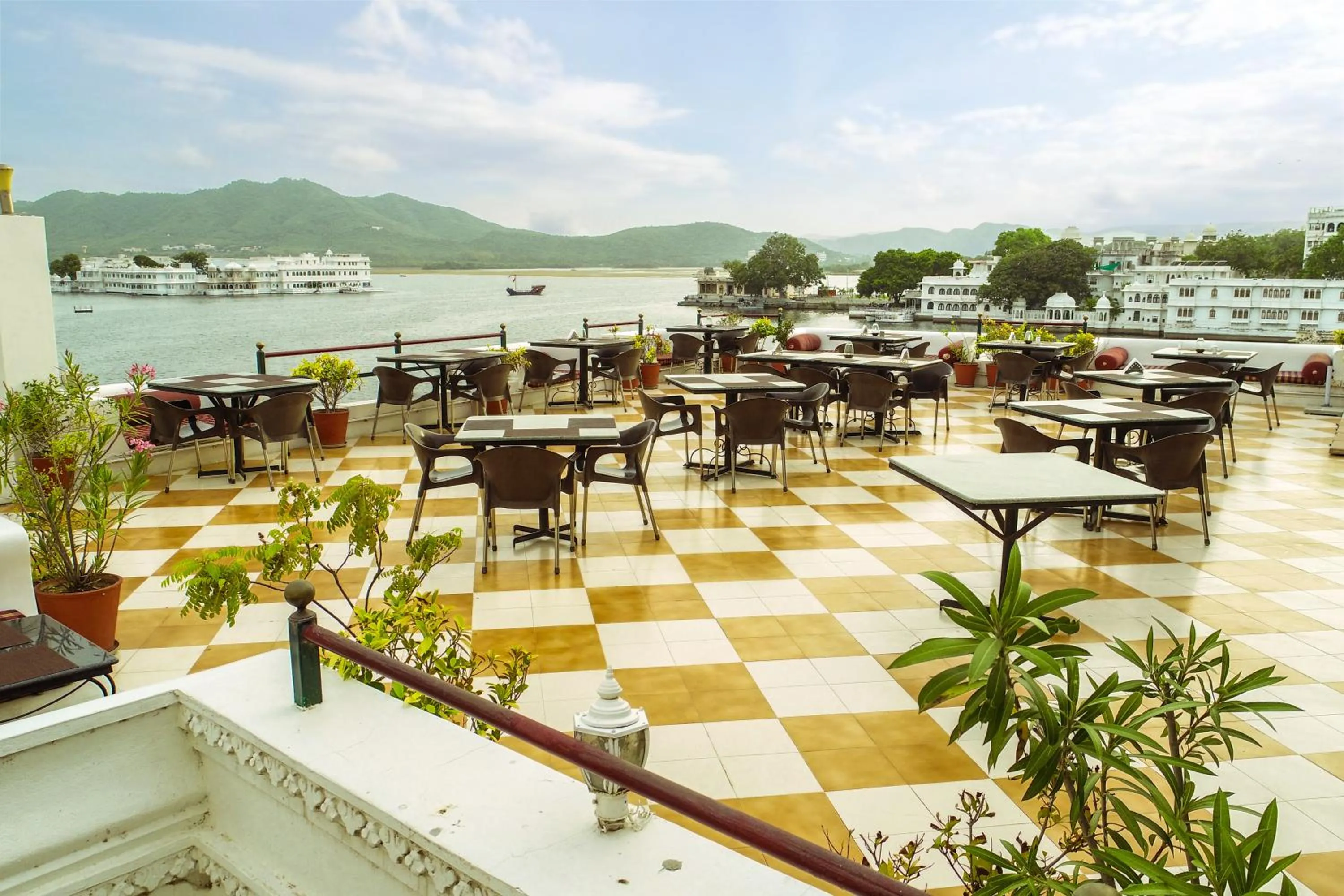 Restaurant/places to eat in Hotel Devraj Niwas on Lake Pichola
