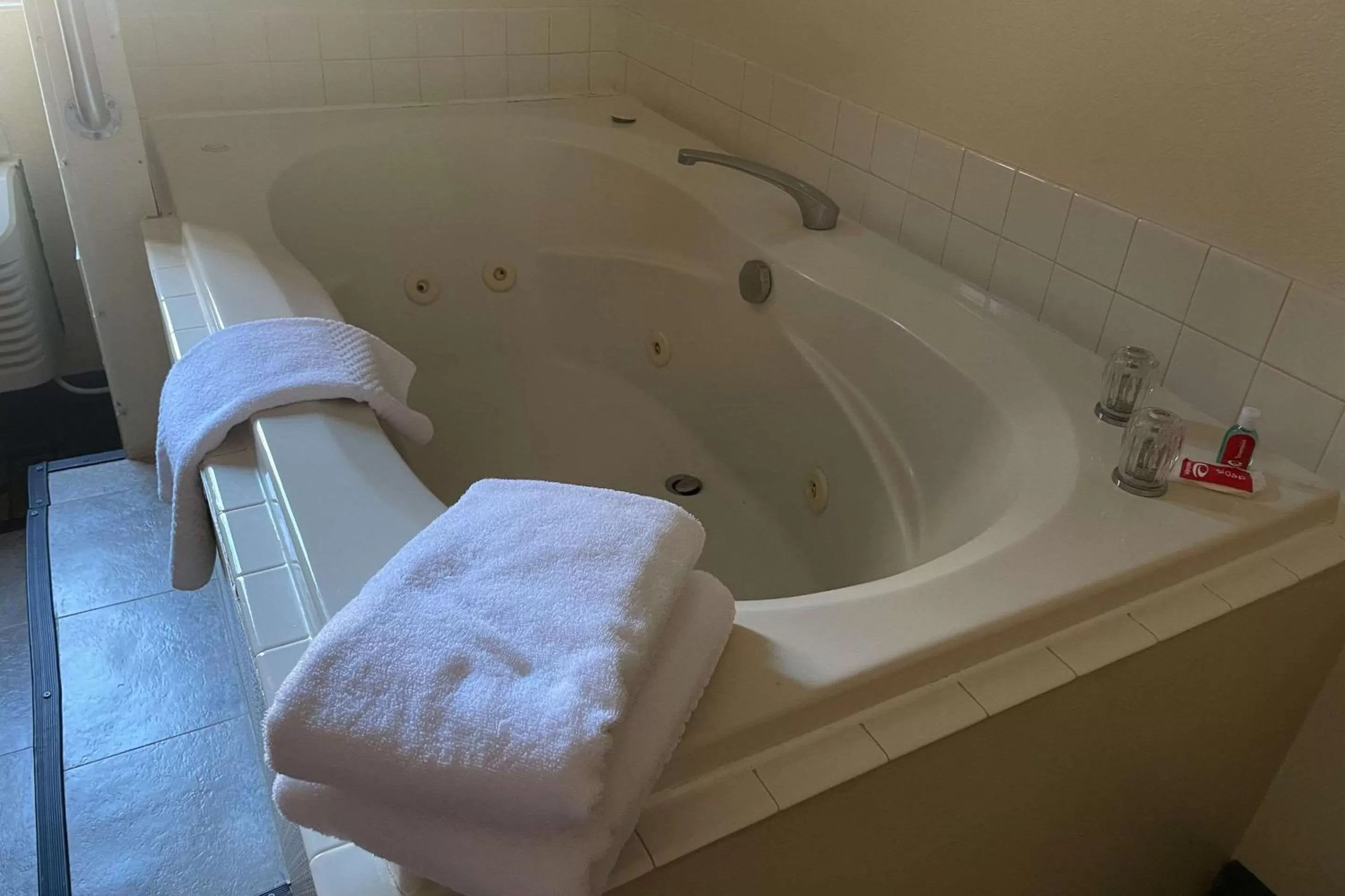 Bedroom in Econo Lodge