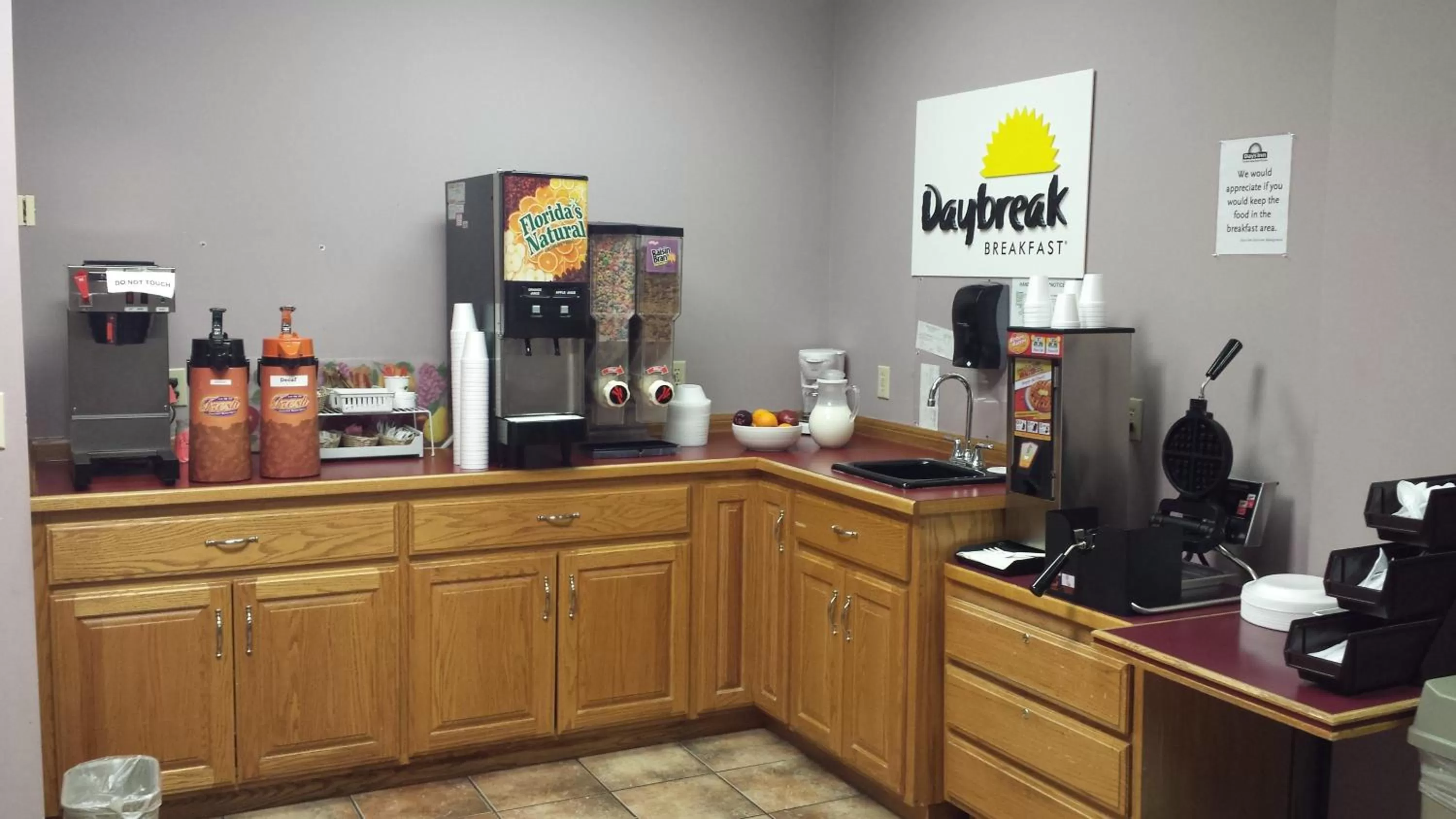 Coffee/tea facilities in Days Inn by Wyndham Harrison