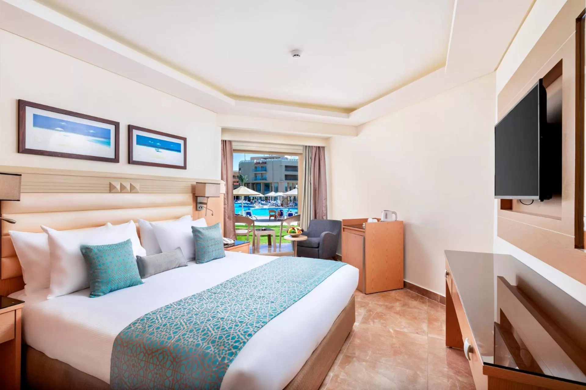 Bedroom, Bed in Beach Albatros Aqua Park - Hurghada