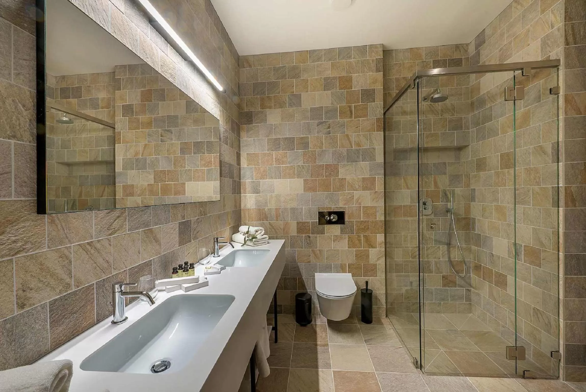 Bathroom in Artagonist Art Hotel