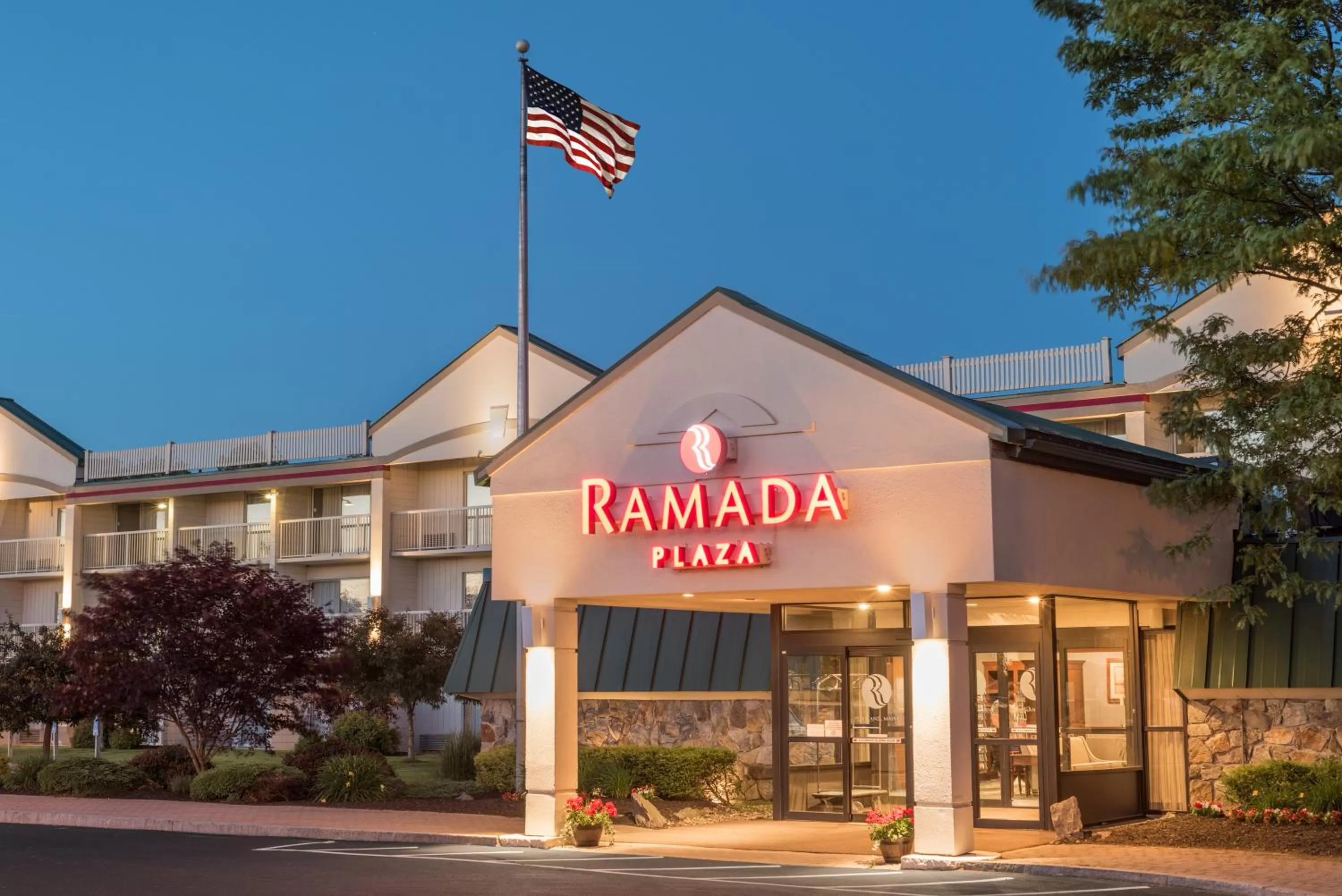 Facade/entrance in Ramada Plaza by Wyndham Portland