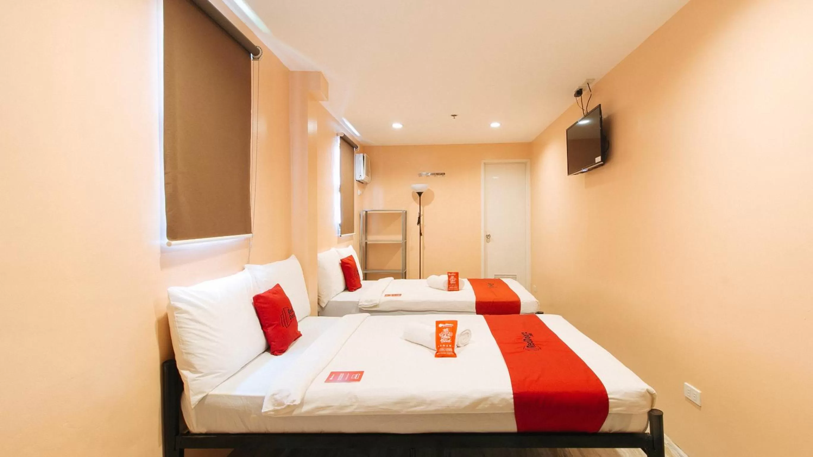 Bedroom, Bed in RedDoorz at Hotel Rosemarie