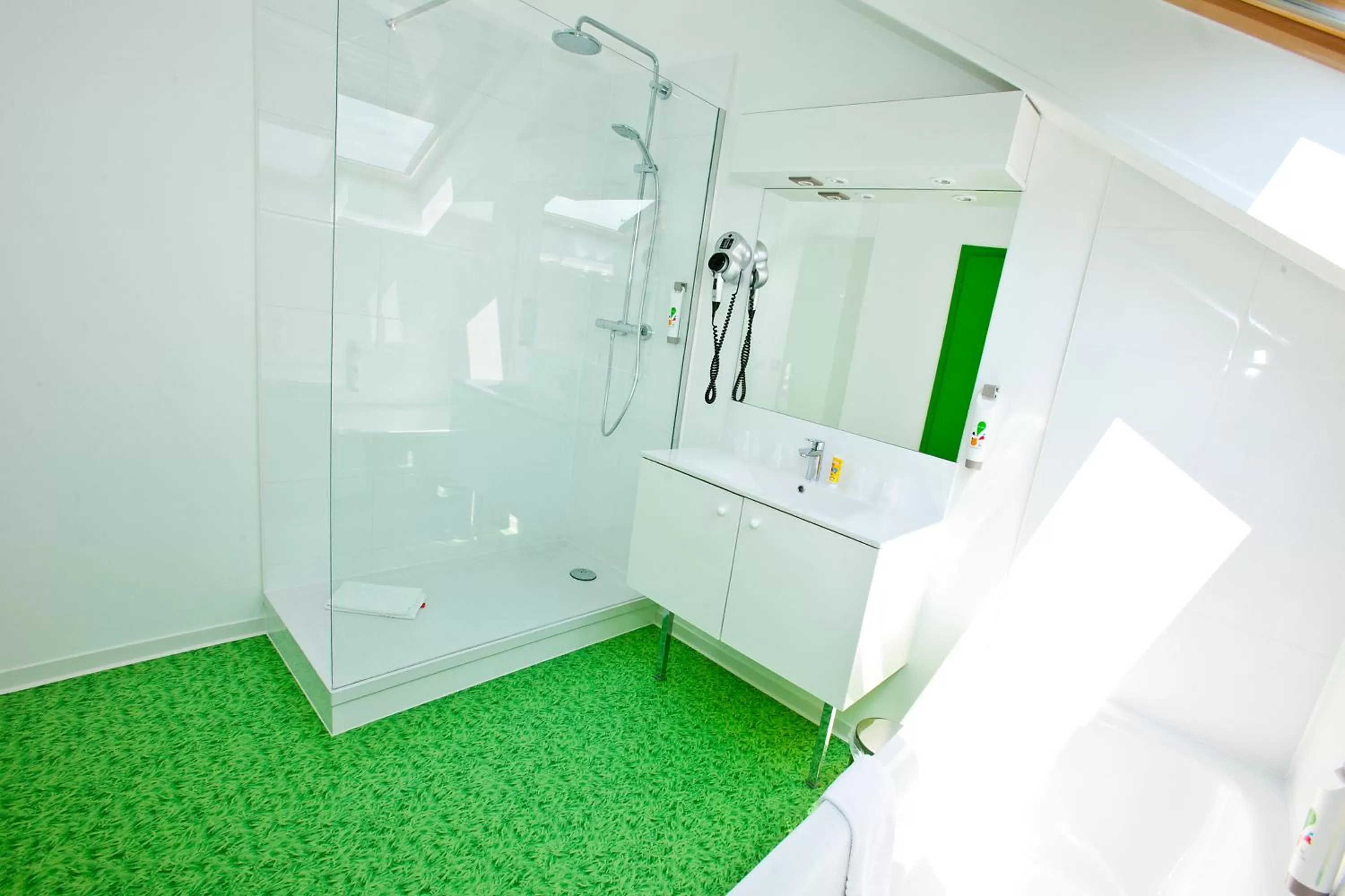 Bathroom in ibis Styles Sarrebourg