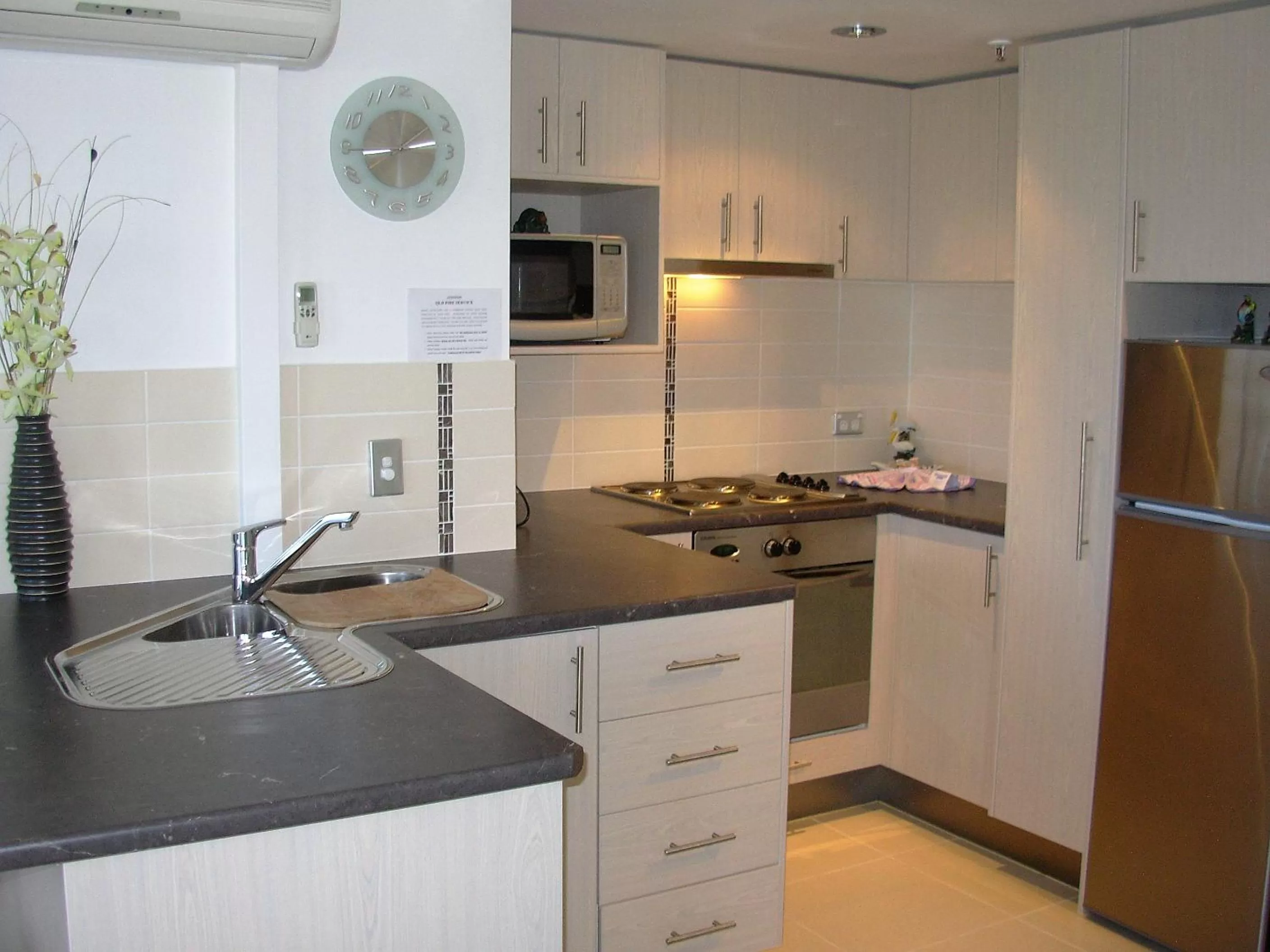 Kitchen or kitchenette in Windsurfer Resort