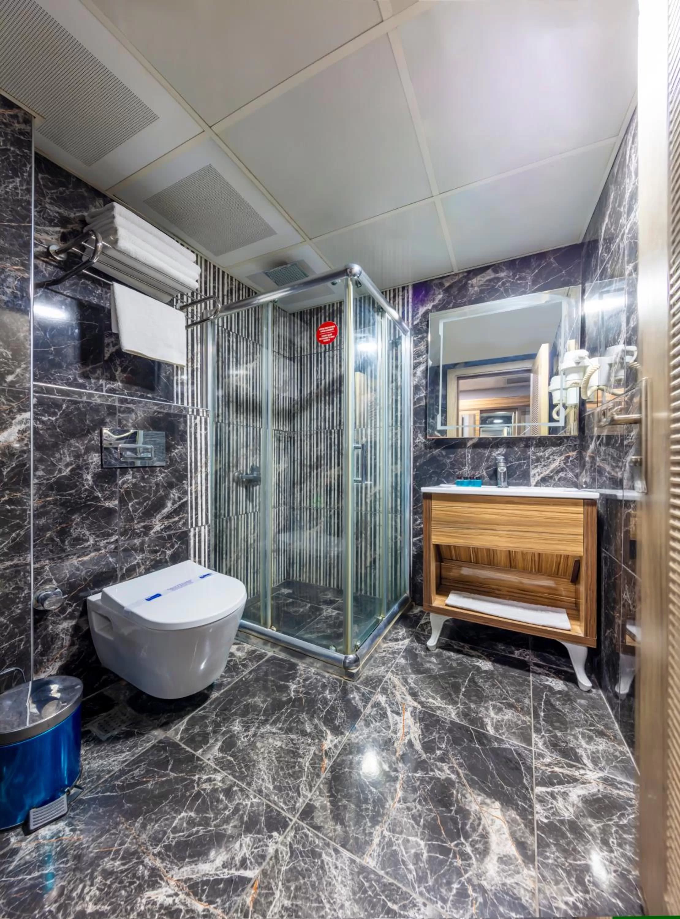 Shower in Dem İstanbul Airport Hotel