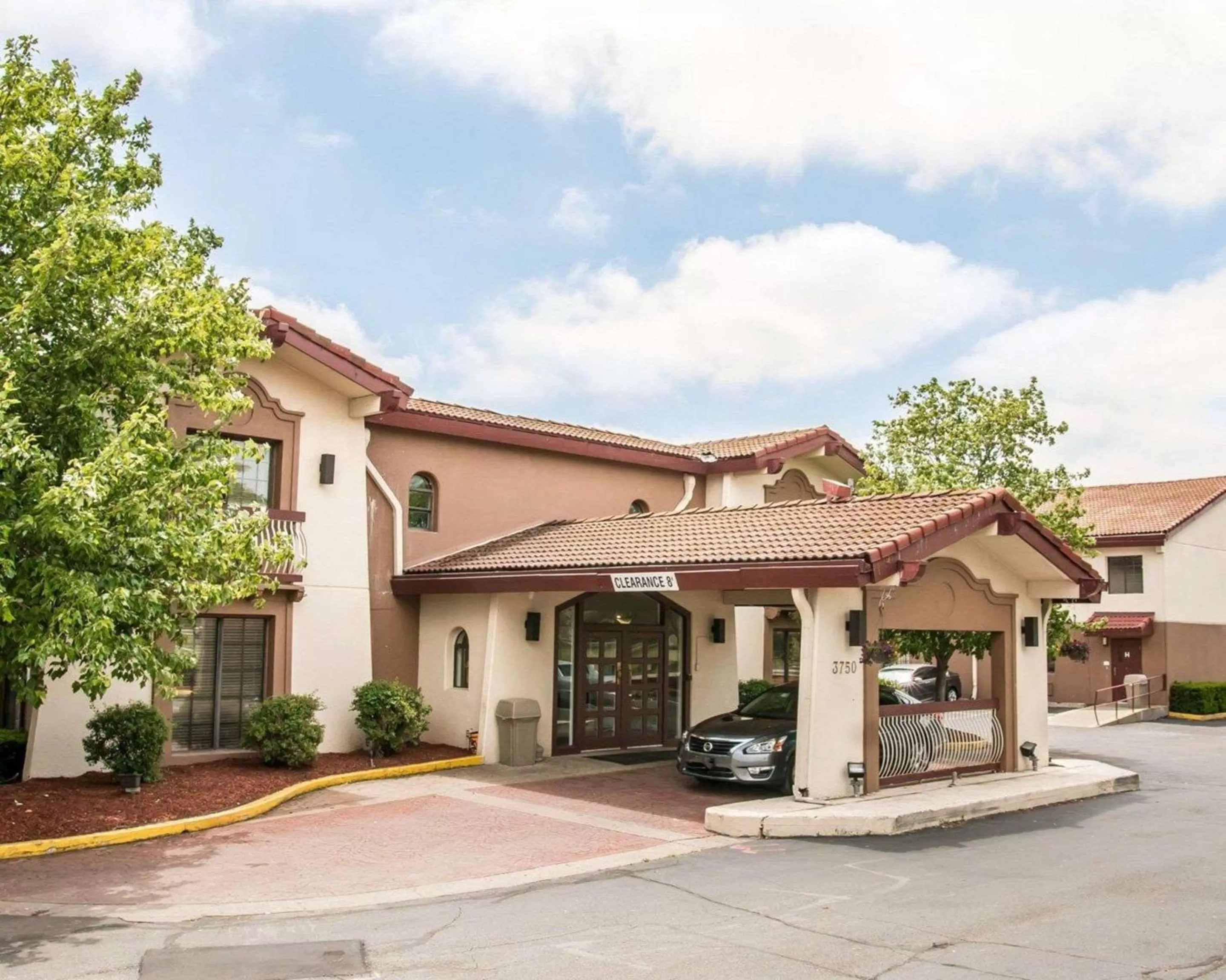 Property building in Econo Lodge